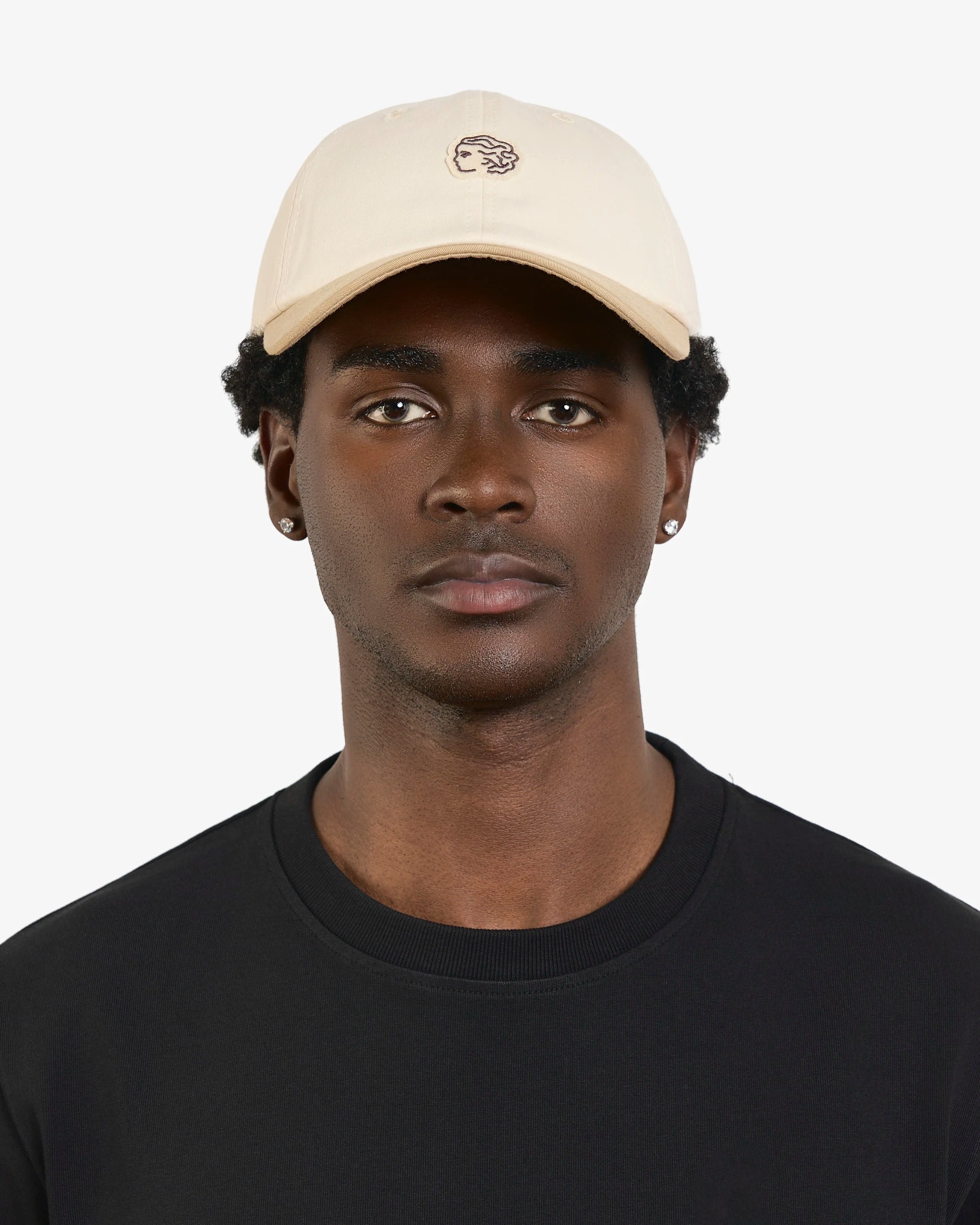 Everyday cap designed for regular use
Cotton fabric with a structured and durable hand feel
Six-panel cap construction with a curved brim
Ikon logo patch applied on the front
Off-white crown with camel brim
Adjustable strap with a metal buckle at the back
Made in Portugal