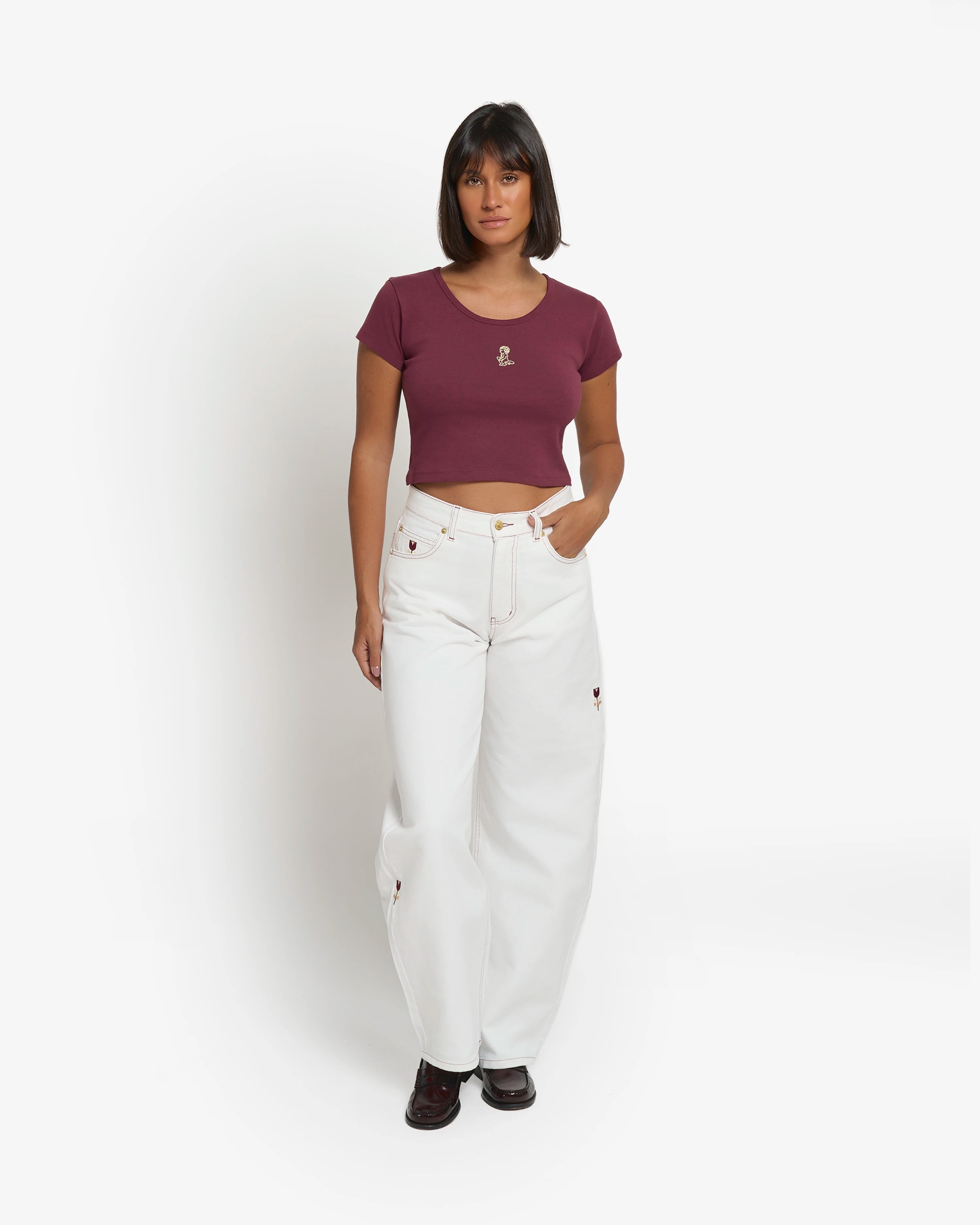 Twill pants from the Flourish collection, designed for a comfortable, flattering fit while remaining versatile enough to suit anyone.
Durable cotton twill with a structured feel.
Loofa is our baggy fit for women, featuring a loose, wide cut with extra space through the hips and legs for a casual, oversized style that anyone can wear.
Five-pocket construction with contrast burgundy stitching, metal rivets and embroidered Tulipa details.
White base finished with burgundy contrast stitching and matching embroi