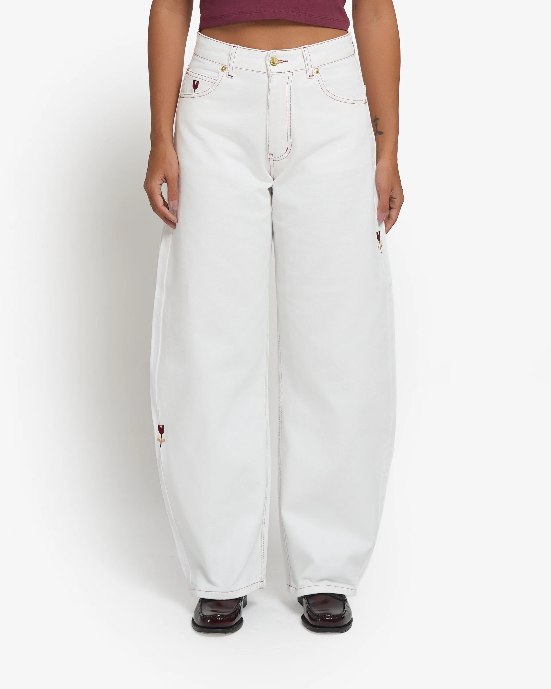 Twill pants from the Flourish collection, designed for a comfortable, flattering fit while remaining versatile enough to suit anyone.
Durable cotton twill with a structured feel.
Loofa is our baggy fit for women, featuring a loose, wide cut with extra space through the hips and legs for a casual, oversized style that anyone can wear.
Five-pocket construction with contrast burgundy stitching, metal rivets and embroidered Tulipa details.
White base finished with burgundy contrast stitching and matching embroi