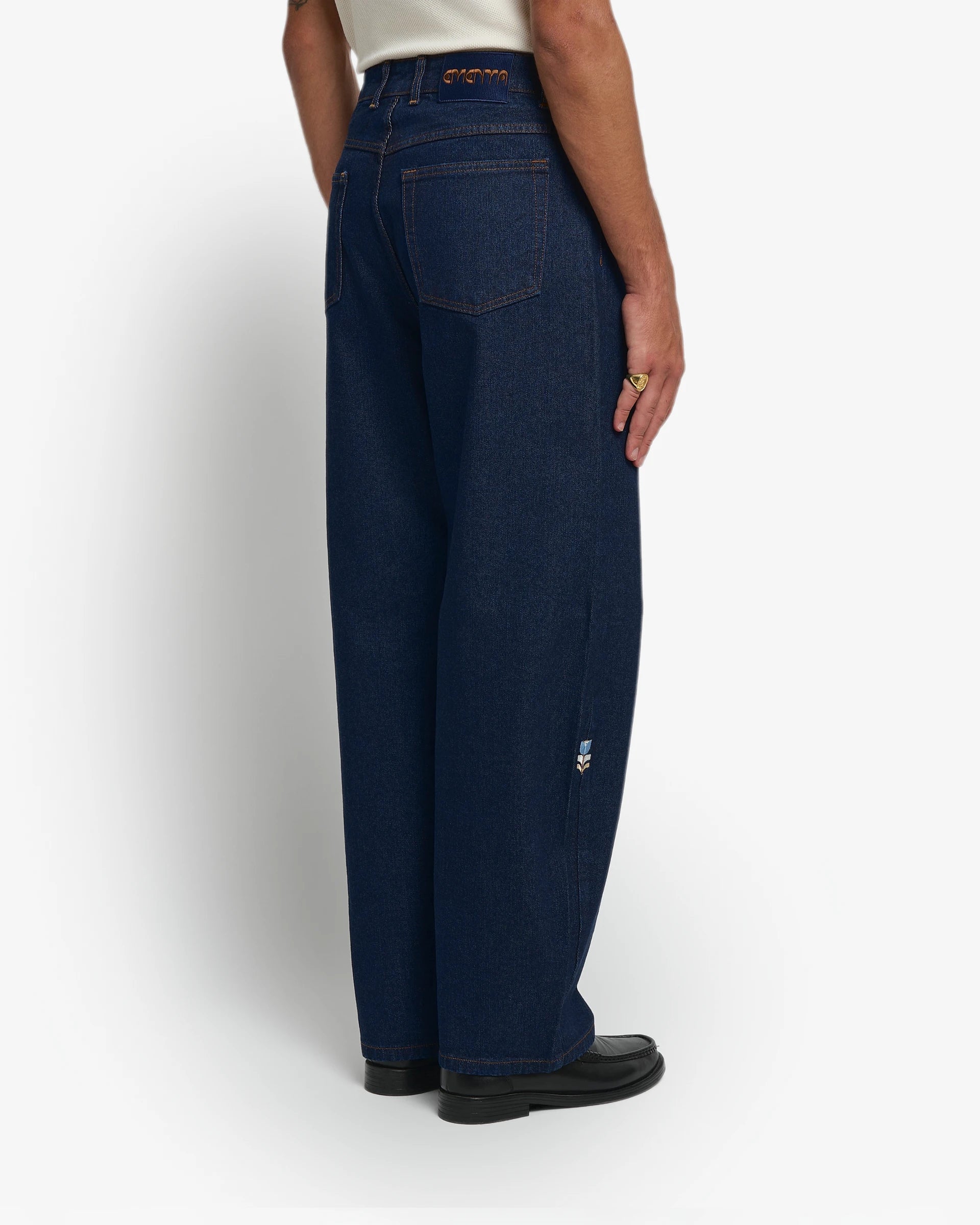 Denim jeans from the Flourish collection, designed for a comfortable, flattering fit while remaining versatile enough to suit anyone.
Raw cotton denim with a structured feel.
Loofa is our baggy fit for women, featuring a loose, wide cut with extra space through the hips and legs for a casual, oversized style that anyone can wear.
Five-pocket construction with contrast stitching, metal rivets and embroidered Tulipa details.
Raw blue denim finished with contrast stitching and matching embroidery.
Made in Port