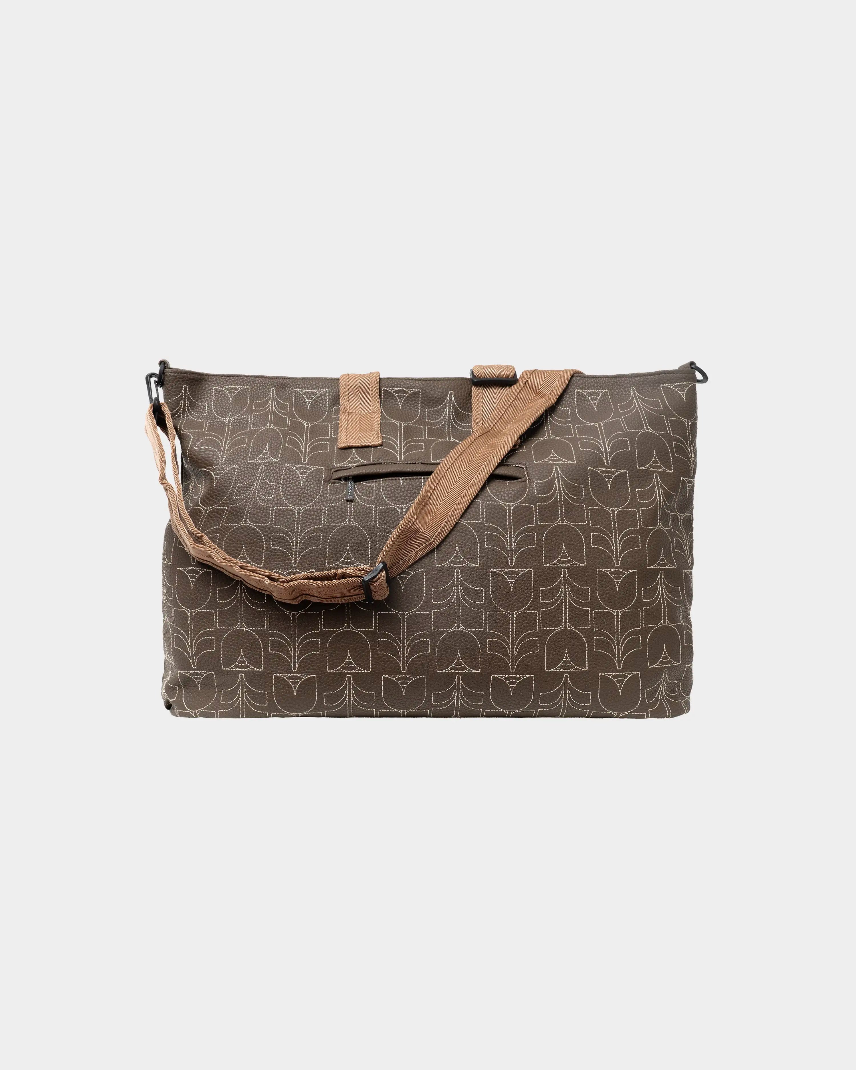 Part of the Flourish Collection
Chocolate synthetic leather exterior with all-over embroidered Flourish pattern
Adjustable shoulder strap
Spacious 40L capacity
Two exterior zip pockets
Rear zip pocket for quick-access essentials
Interior zip pocket for secure storage
Cabin-size dimensions suitable for most airlines
Weekend bag
Dimensions: 62 × 40 cm
Handmade in Portugal