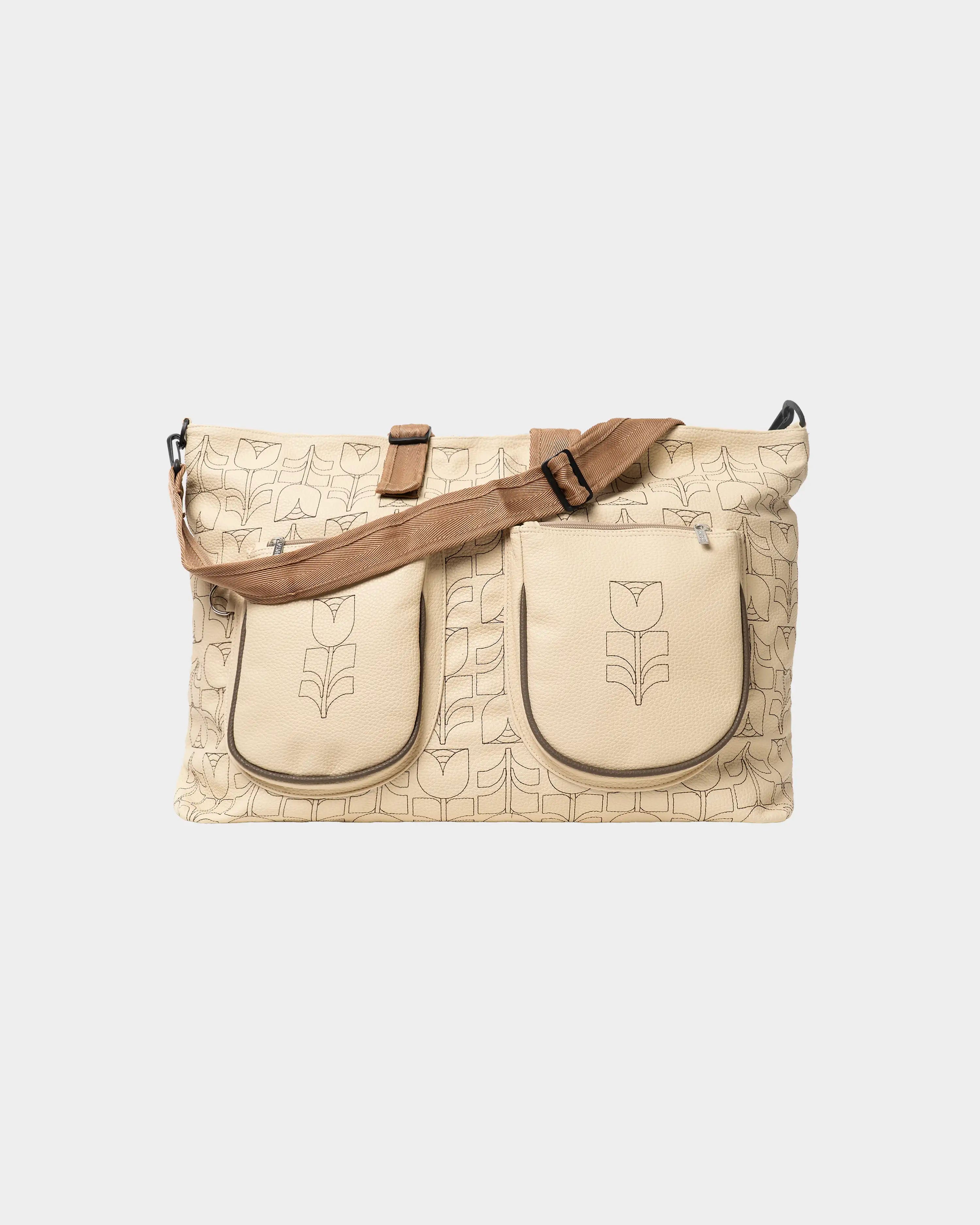 Part of the Flourish Collection
Off white synthetic leather exterior with all-over embroidered Flourish pattern
Adjustable shoulder strap
Spacious 40L capacity
Two exterior zip pockets
Rear zip pocket for quick-access essentials
Interior zip pocket for secure storage
Cabin-size dimensions suitable for most airlines
Weekend bag
Dimensions: 62 × 40 cm
Handmade in Portugal