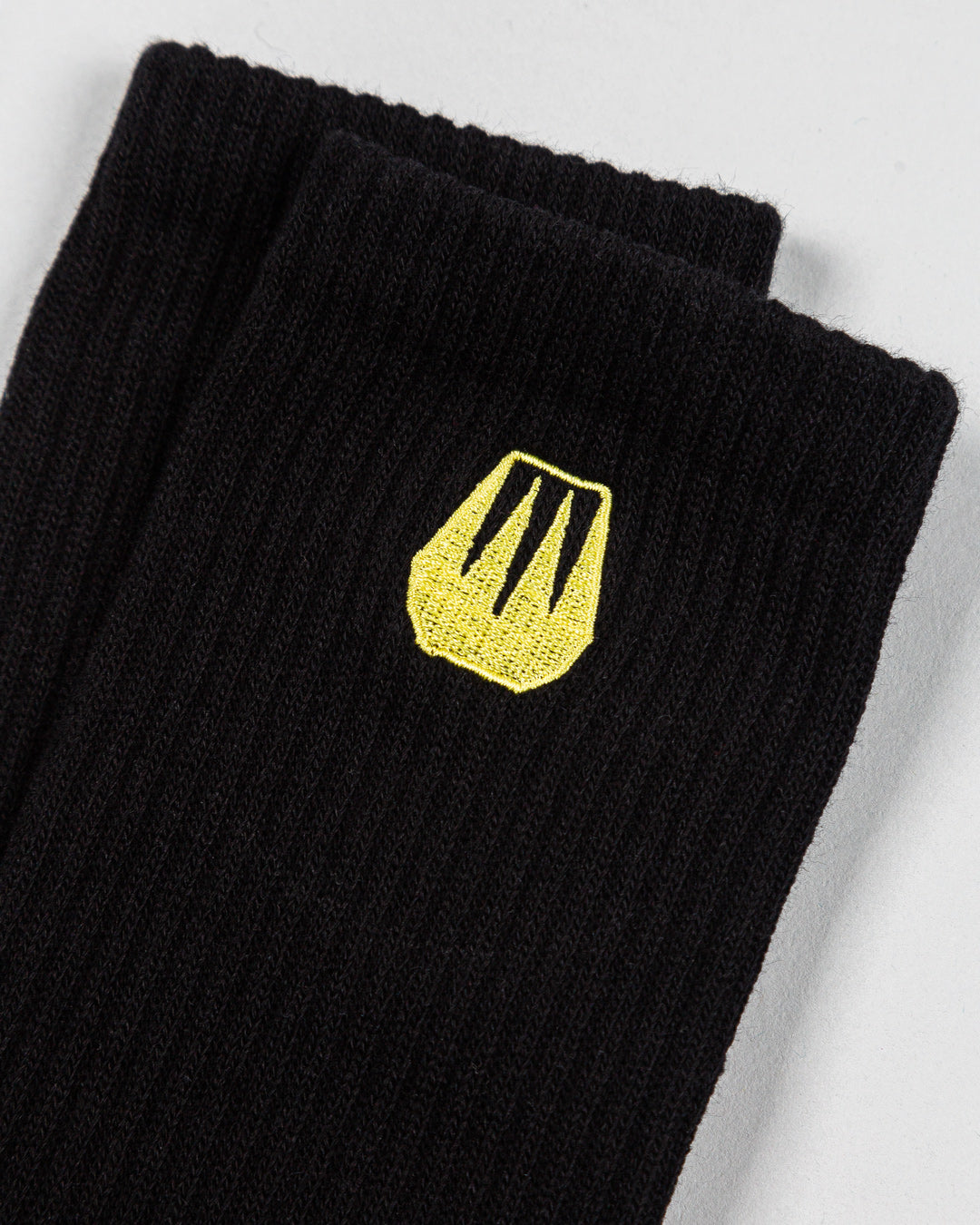 Simple and clean, these Ementa socks, in black are crafted from premium fabrics for a soft, comfortable fit. They feature ribbed stitching at the ankles and the logo embroidered on the ankles for a subtle touch.