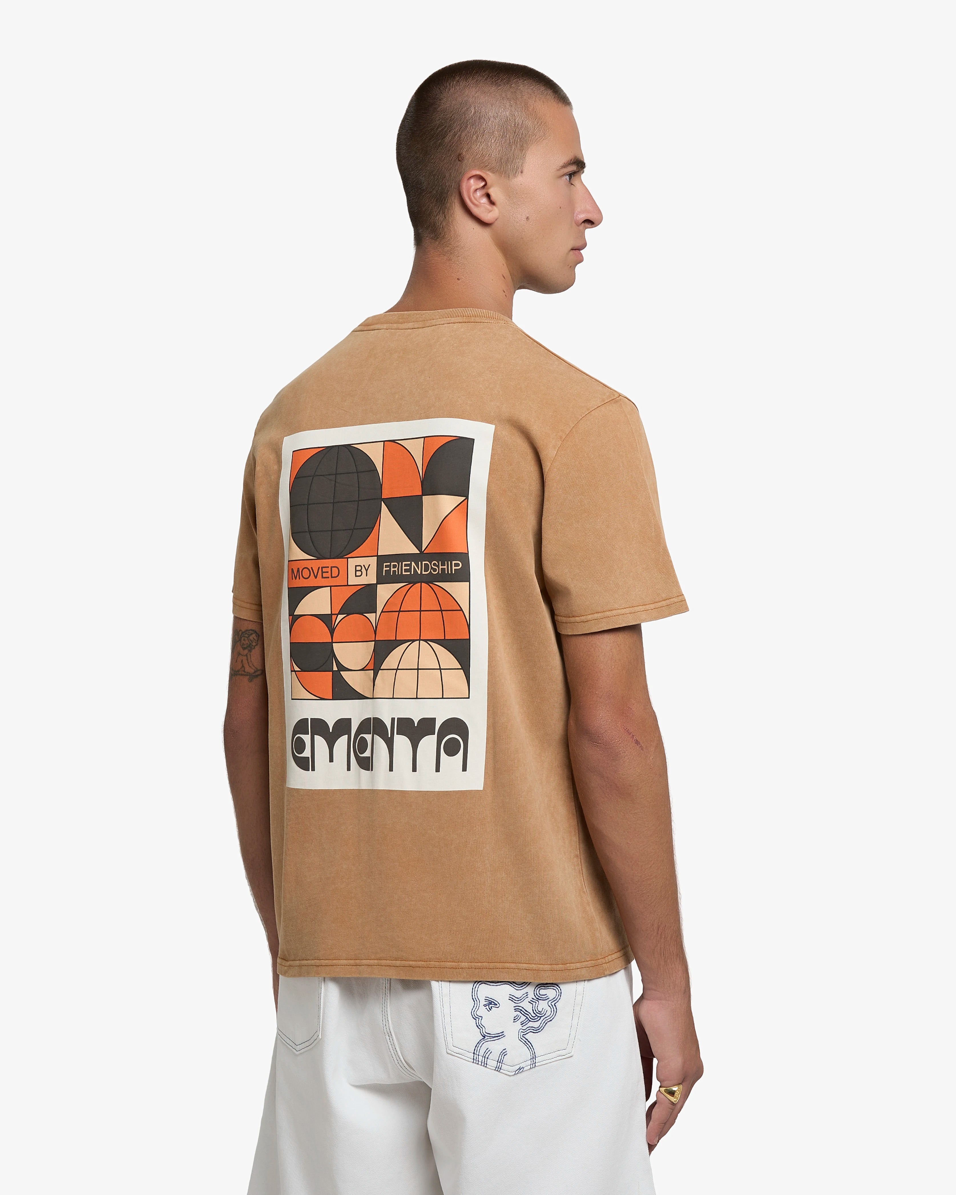 Short sleeve t-shirt made from 100% cotton jersey with a 240 gsm weight and structured feel
Regular fit with a straight silhouette
Small front print and oversized back graphic featuring Ementa branding
Mustard Washed base with orange accents on the graphic

Machine wash cold. Do not tumble dry
Made in Portugal