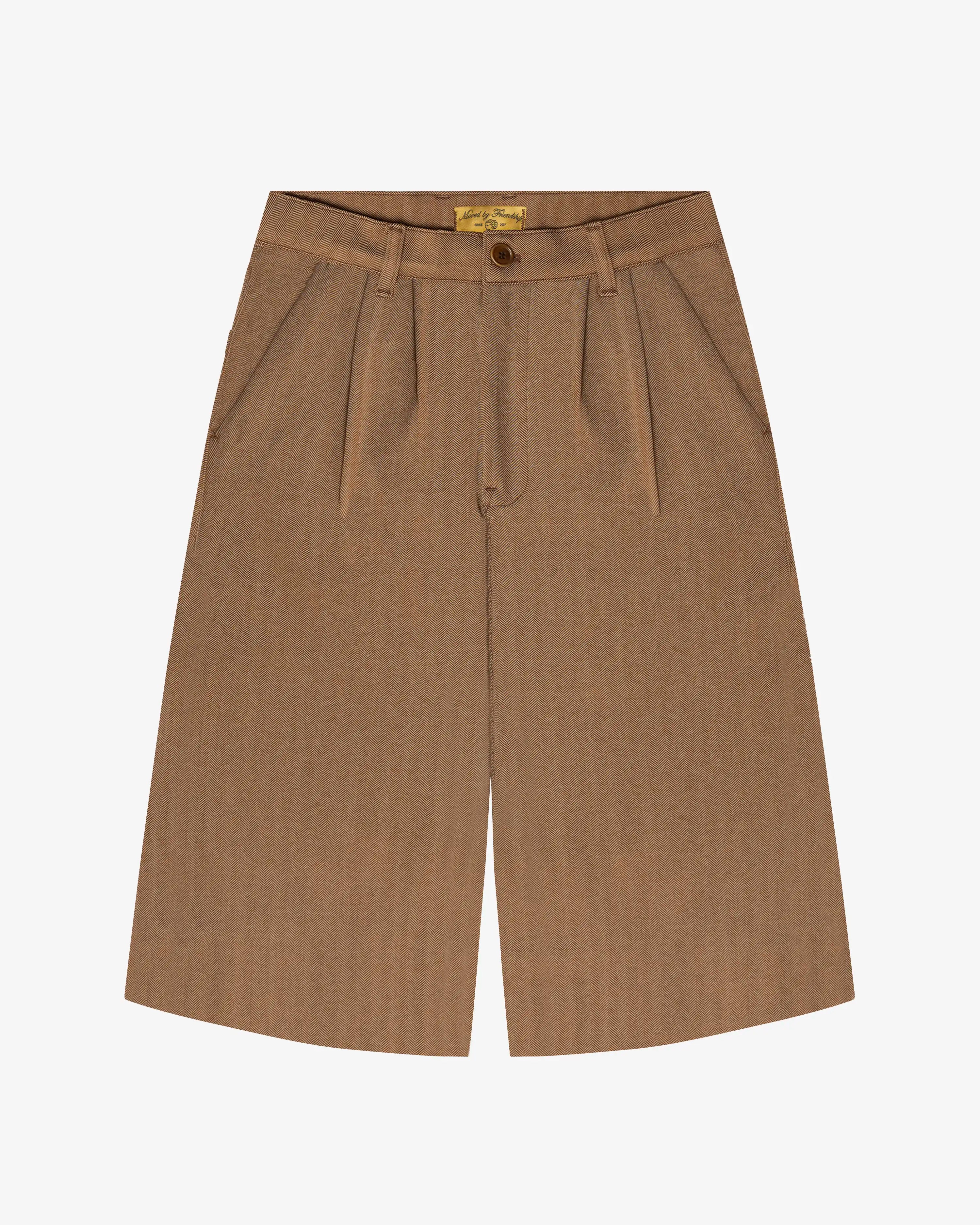Camel knit shorts with front pleats and button closure