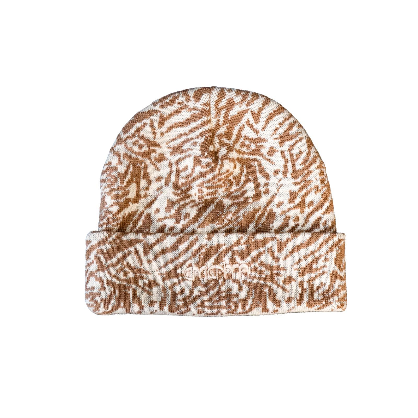 The Ementa Animal Print Edition Beanie in off-white and camel colors combines bold, eye-catching animal print design with comfort and warmth. Perfect for adding a unique touch to your winter wardrobe, this beanie is made to fit all sizes with its stretchable fabric. The distinctive Ementa embroidery on the front adds a subtle branding detail, while the soft material ensures lasting comfort.