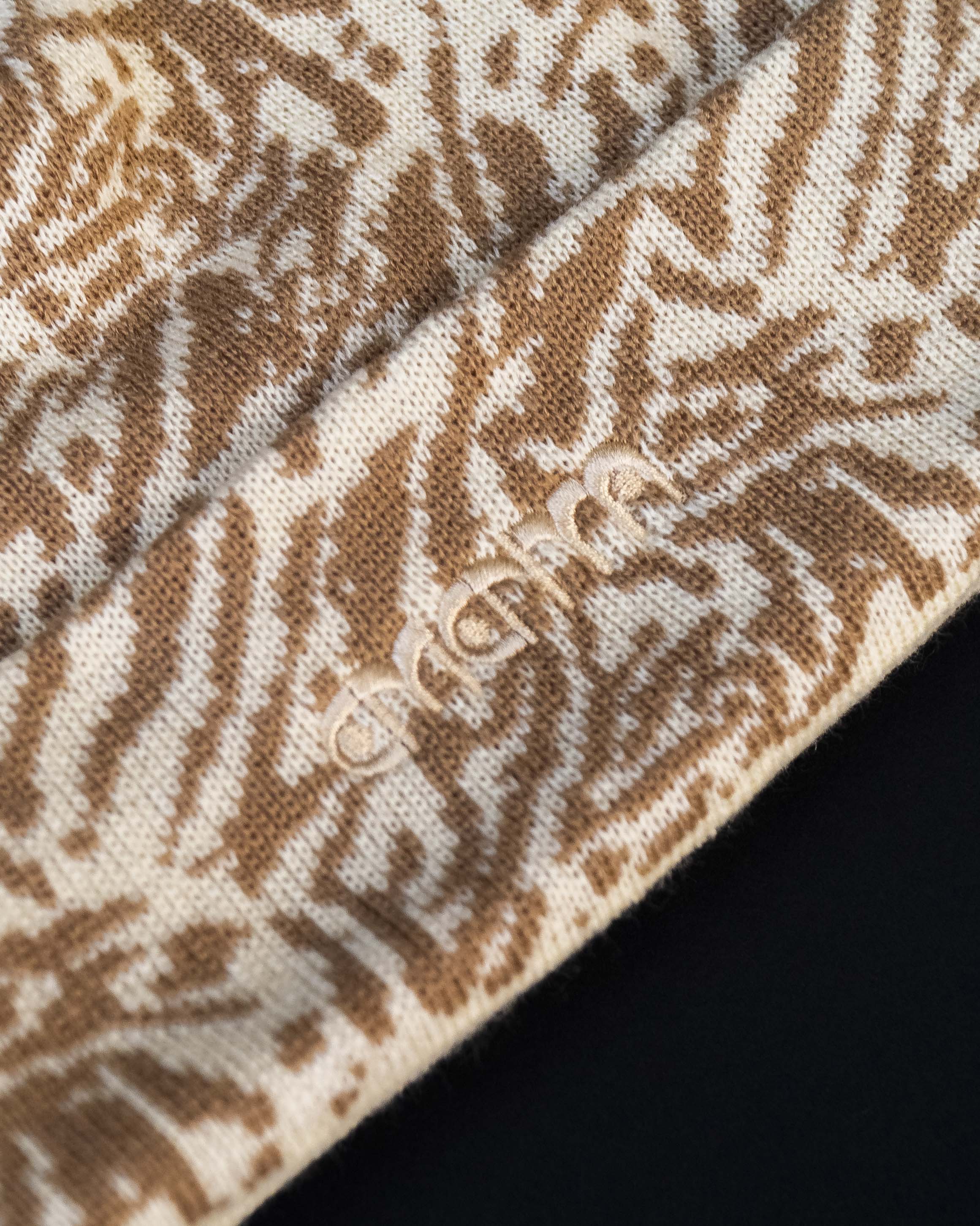 The Ementa Animal Print Edition Beanie in off-white and camel colors combines bold, eye-catching animal print design with comfort and warmth. Perfect for adding a unique touch to your winter wardrobe, this beanie is made to fit all sizes with its stretchable fabric. The distinctive Ementa embroidery on the front adds a subtle branding detail, while the soft material ensures lasting comfort.