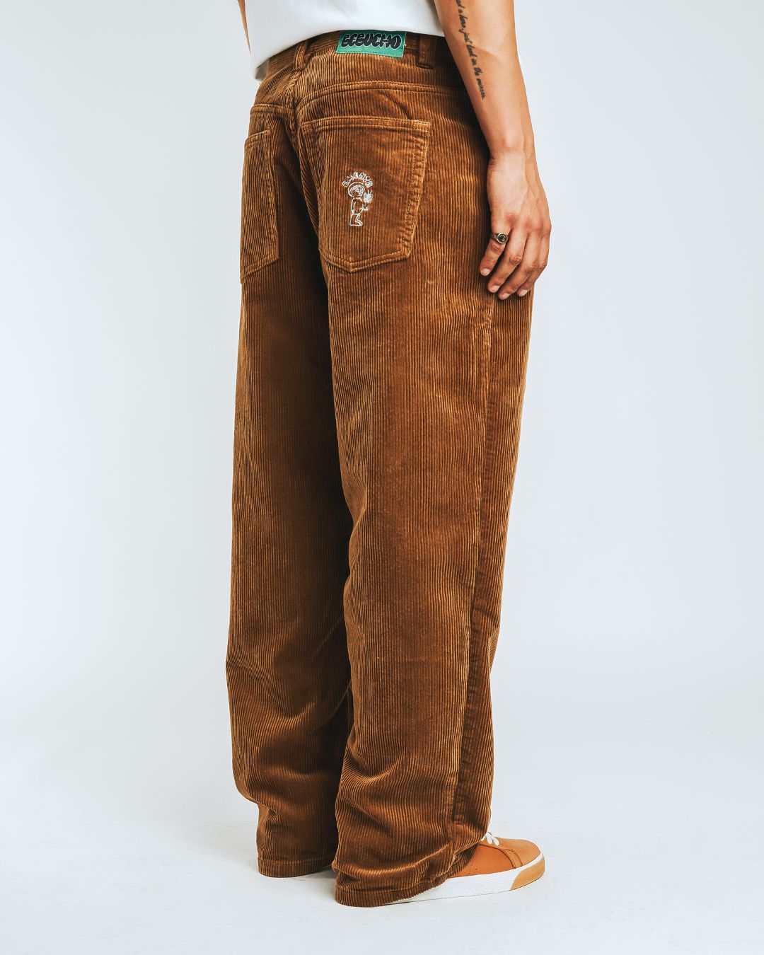Artist Edition
100% cotton corduroy material
Baggy fit with a slightly tapered leg
Embroidery design on the front pocket
Bebucho design on the back pocket
Classic five-pocket construction
Belt loops with button closure and zip fly
Reinforced stitching for durability