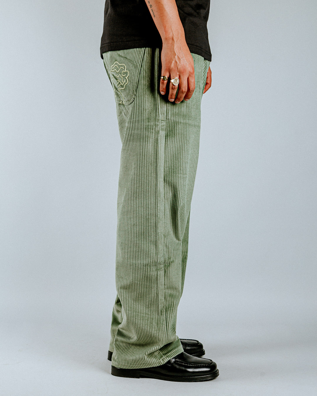 The Big Ikon Corduroy Relaxed Fit Pants in green offer a blend of comfort and style. Made from 100% cotton, these pants provide a soft and breathable feel. The relaxed fit ensures all-day comfort, while the Big Ikon embroidered logo on the back pocket adds a unique touch. With two front and two back pockets, they offer practicality for everyday wear.