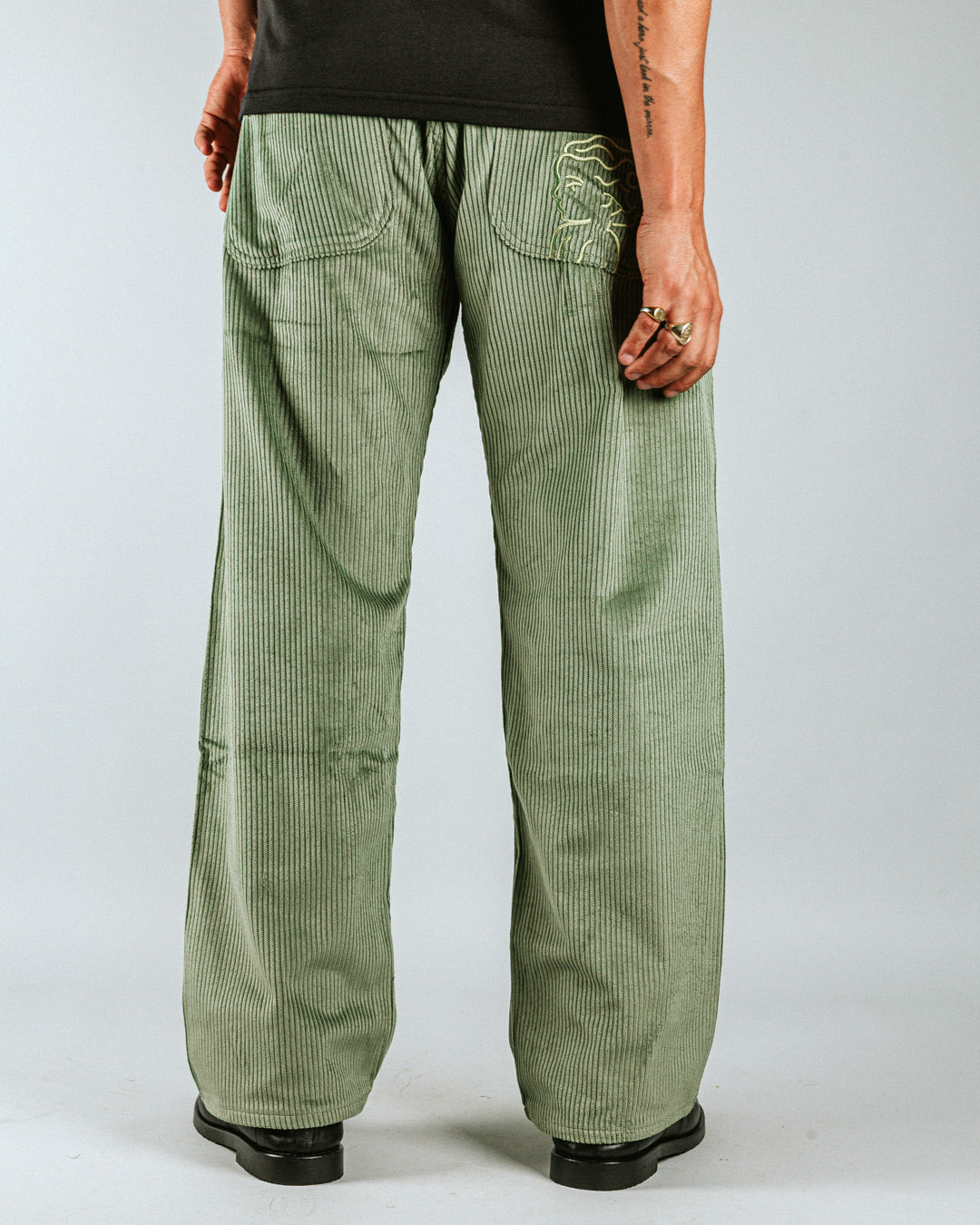 The Big Ikon Corduroy Relaxed Fit Pants in green offer a blend of comfort and style. Made from 100% cotton, these pants provide a soft and breathable feel. The relaxed fit ensures all-day comfort, while the Big Ikon embroidered logo on the back pocket adds a unique touch. With two front and two back pockets, they offer practicality for everyday wear.