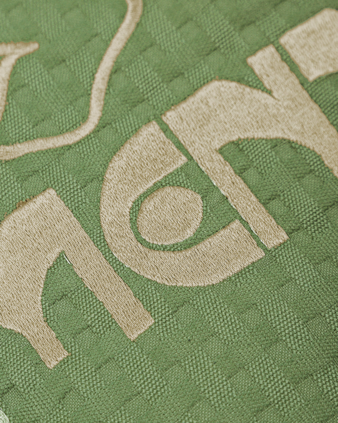 Crafted with a ribbed texture and a classic green color, this jacket combines comfort and style. The diamond stitching on the inside adds structure and warmth. With an elasticated waist and cuffs for a tailored fit, this jacket is both versatile and easy to wear.