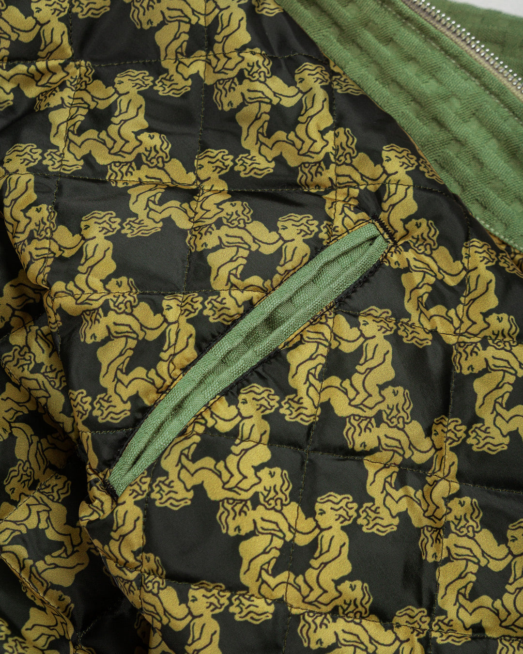 Crafted with a ribbed texture and a classic green color, this jacket combines comfort and style. The diamond stitching on the inside adds structure and warmth. With an elasticated waist and cuffs for a tailored fit, this jacket is both versatile and easy to wear.