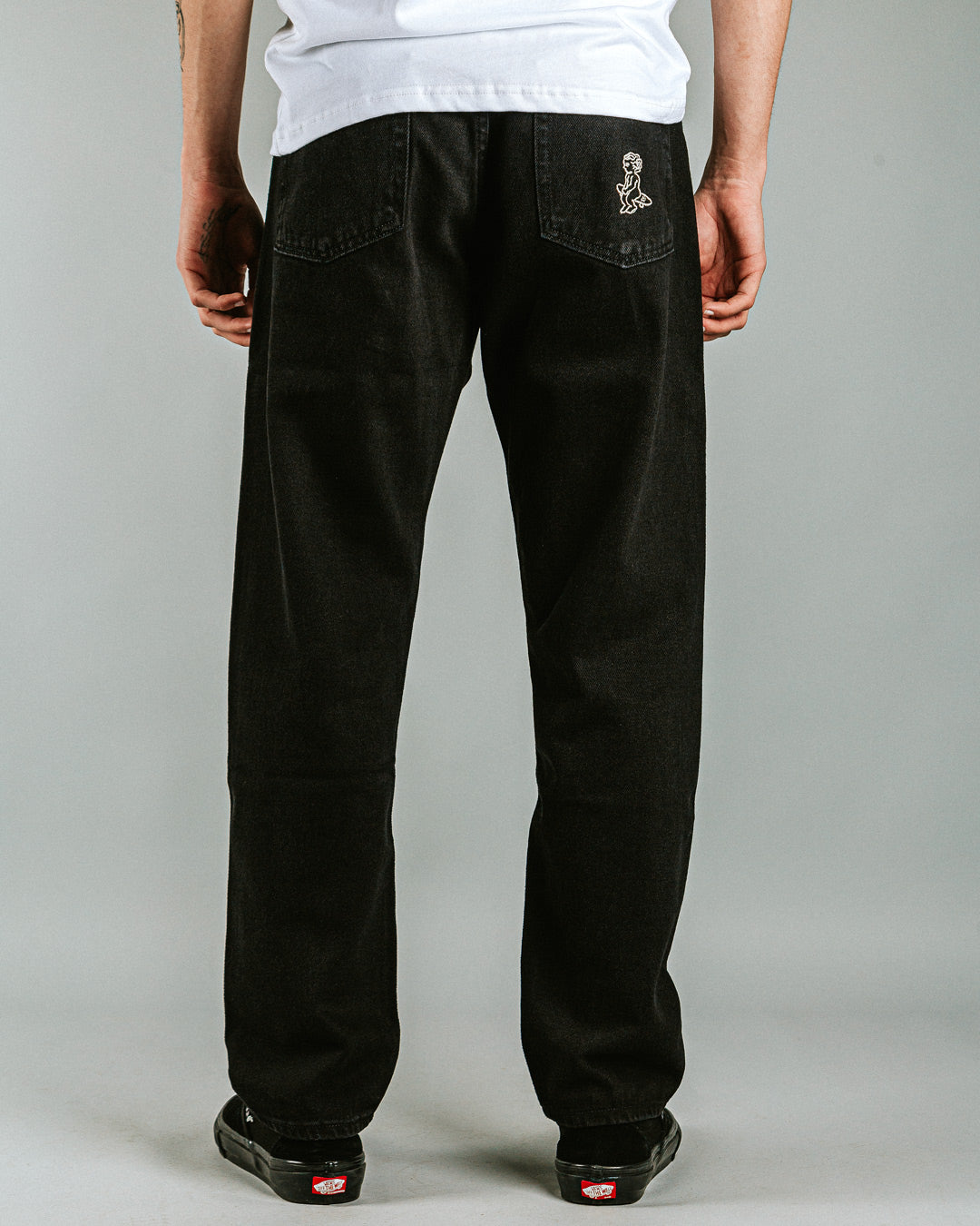 Regular-fit pants made with 100% cotton, in black denim and designed for maximum comfort and easy movement. These pants feature the Ikon logo embroidered on the back pocket.