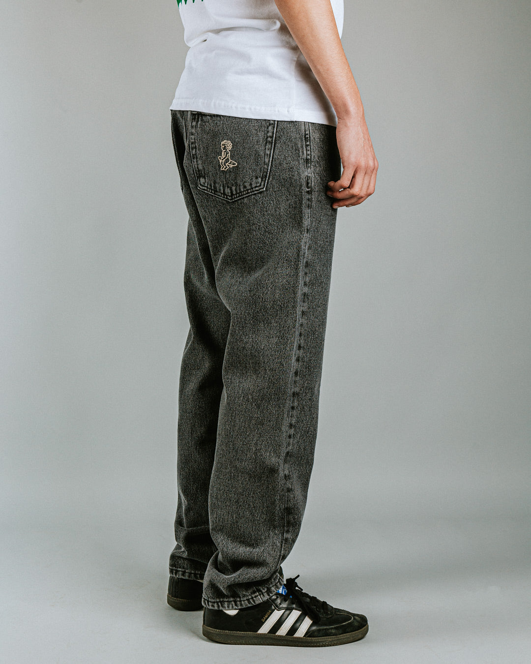 Regular-fit pants made with 100% cotton, in black fade-out denim and designed for maximum comfort and easy movement. These pants feature the Ikon logo embroidered on the back pocket.