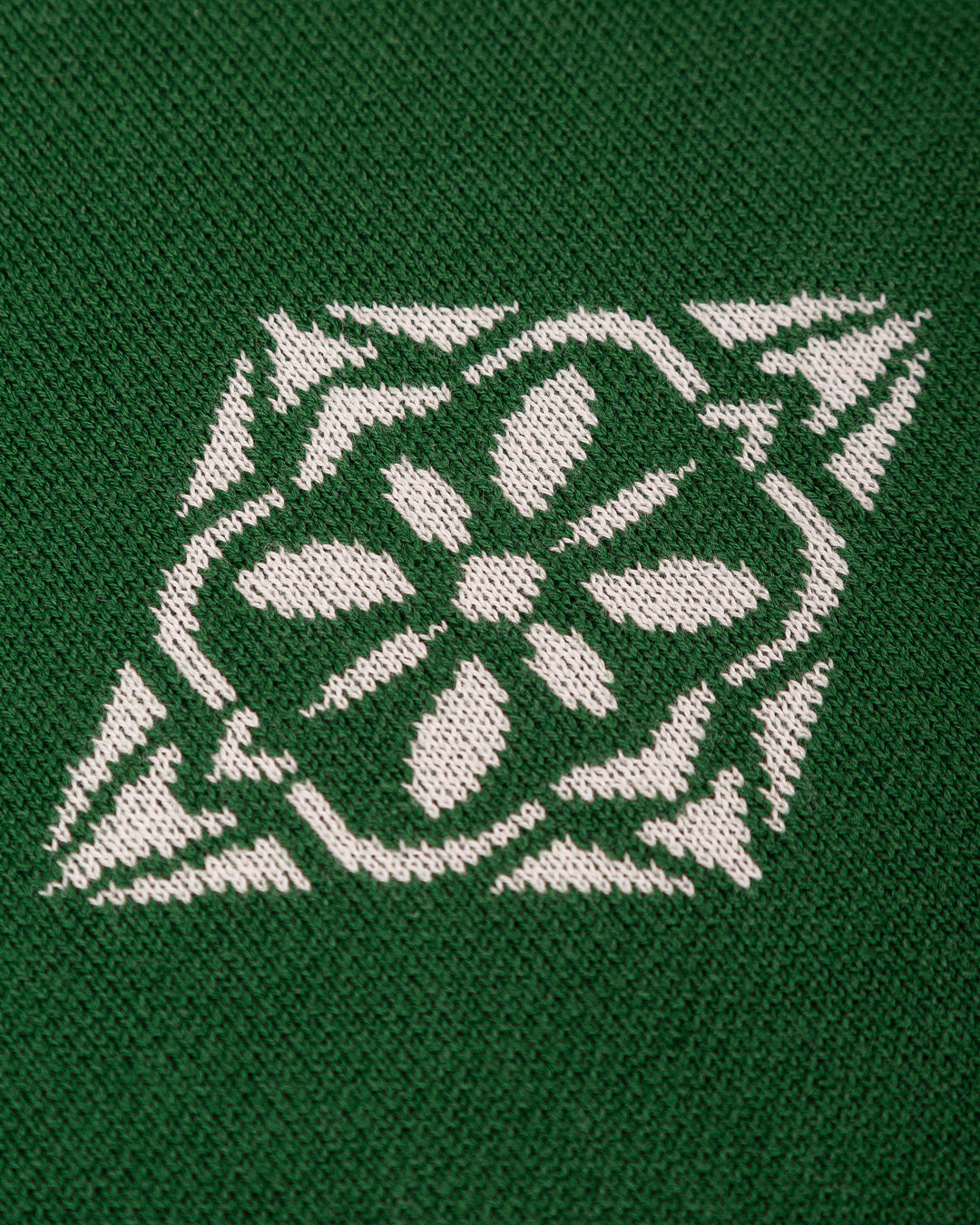 Designed with the classic Lisbon tiles and swallows, this knit crewneck was made to celebrate Lisbon's culture, featuring two symbols that represent the city where Ementa was founded.