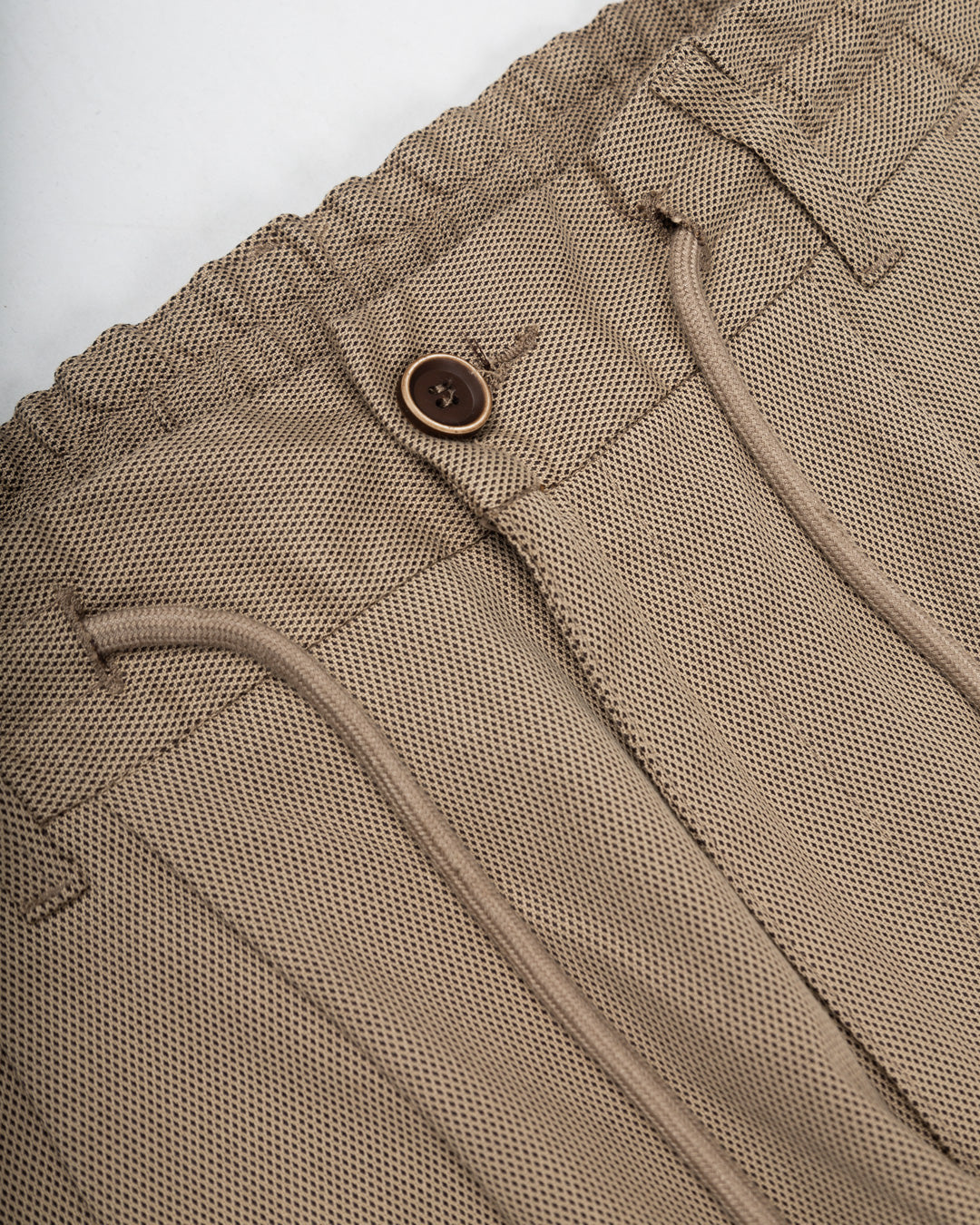 These relaxed-fit pants in sand color are designed with a modern silhouette for a comfortable, functional fit. The fabric provides durability and a slight stretch for enhanced flexibility, ensuring ease of movement throughout the day.