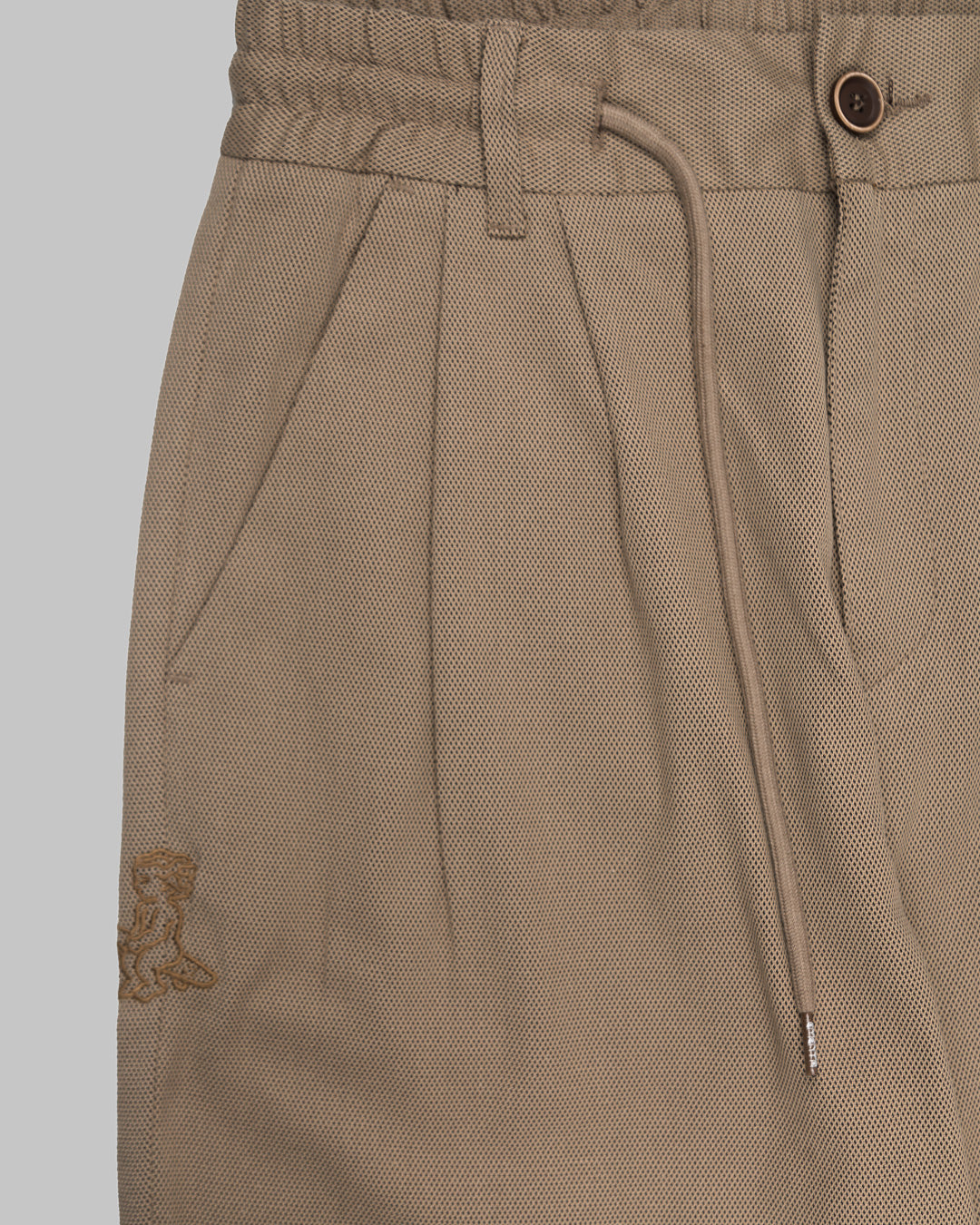 These relaxed-fit pants in sand color are designed with a modern silhouette for a comfortable, functional fit. The fabric provides durability and a slight stretch for enhanced flexibility, ensuring ease of movement throughout the day.