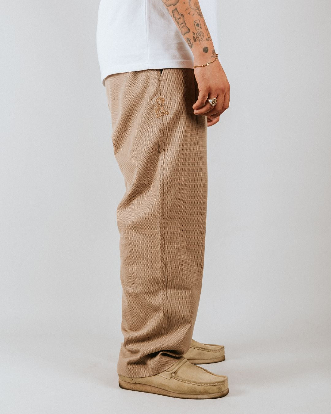 These relaxed-fit pants in sand color are designed with a modern silhouette for a comfortable, functional fit. The fabric provides durability and a slight stretch for enhanced flexibility, ensuring ease of movement throughout the day.