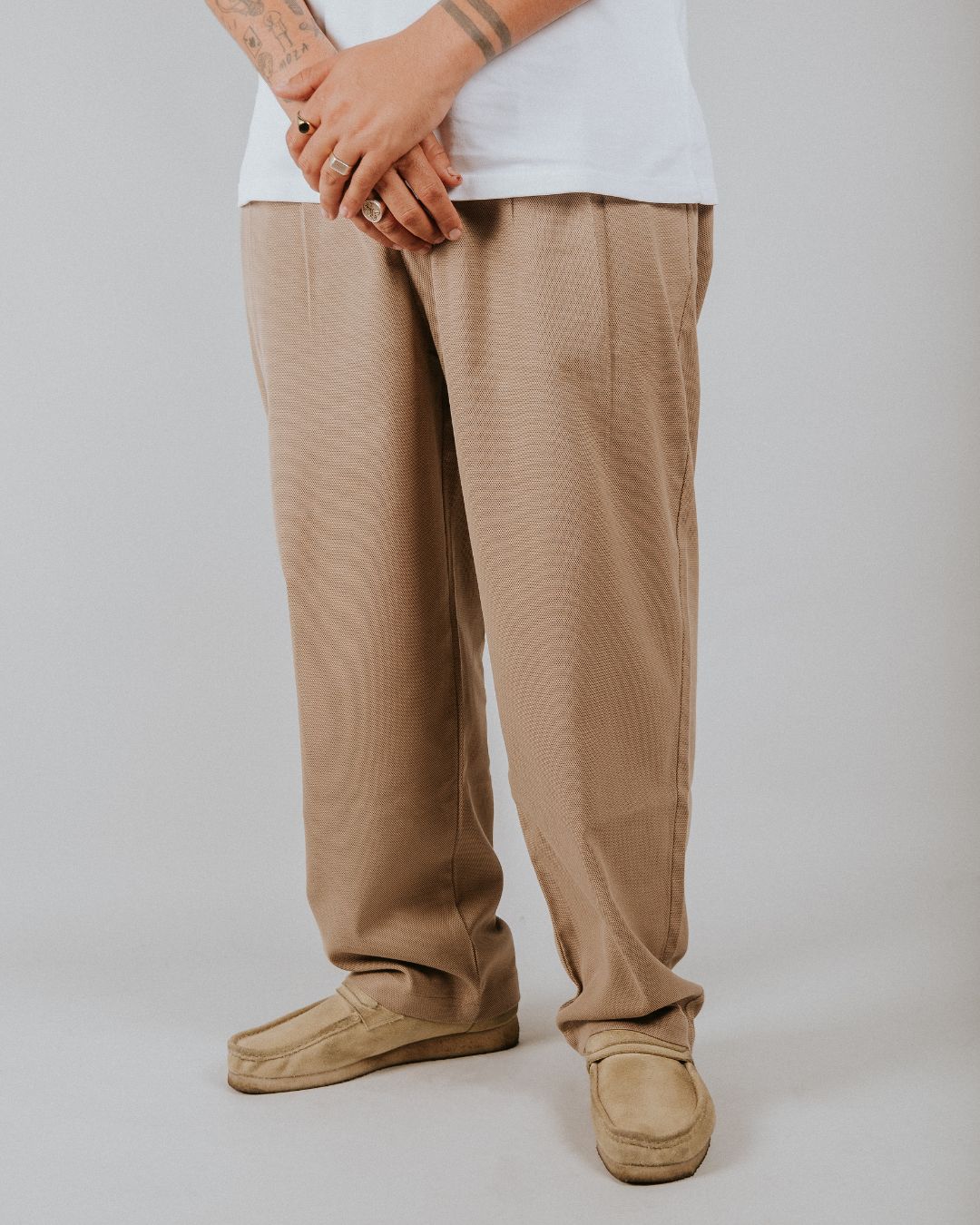 These relaxed-fit pants in sand color are designed with a modern silhouette for a comfortable, functional fit. The fabric provides durability and a slight stretch for enhanced flexibility, ensuring ease of movement throughout the day.