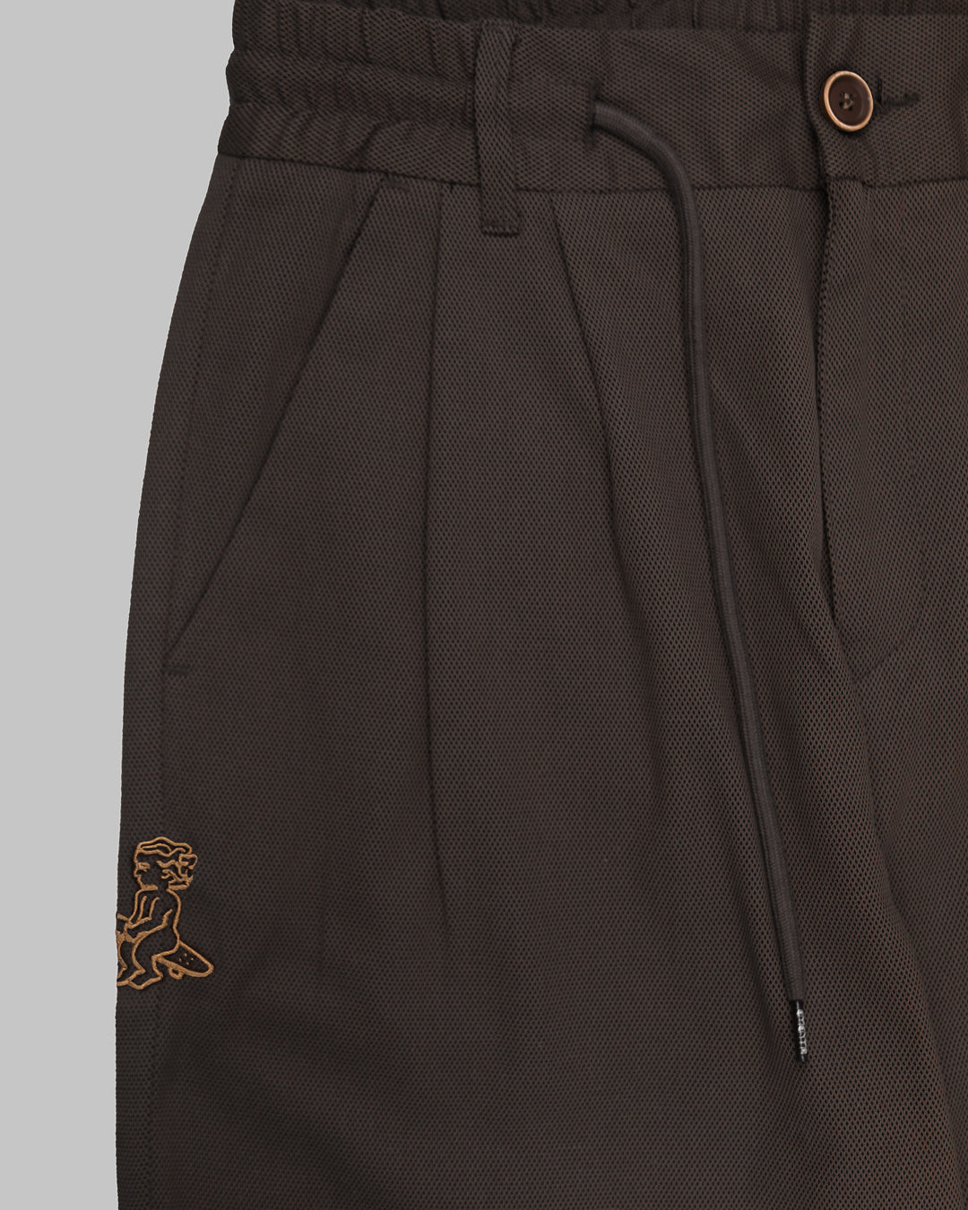 These relaxed-fit pants in dark brown color are designed with a modern silhouette for a comfortable, functional fit. The fabric provides durability and a slight stretch for enhanced flexibility, ensuring ease of movement throughout the day.