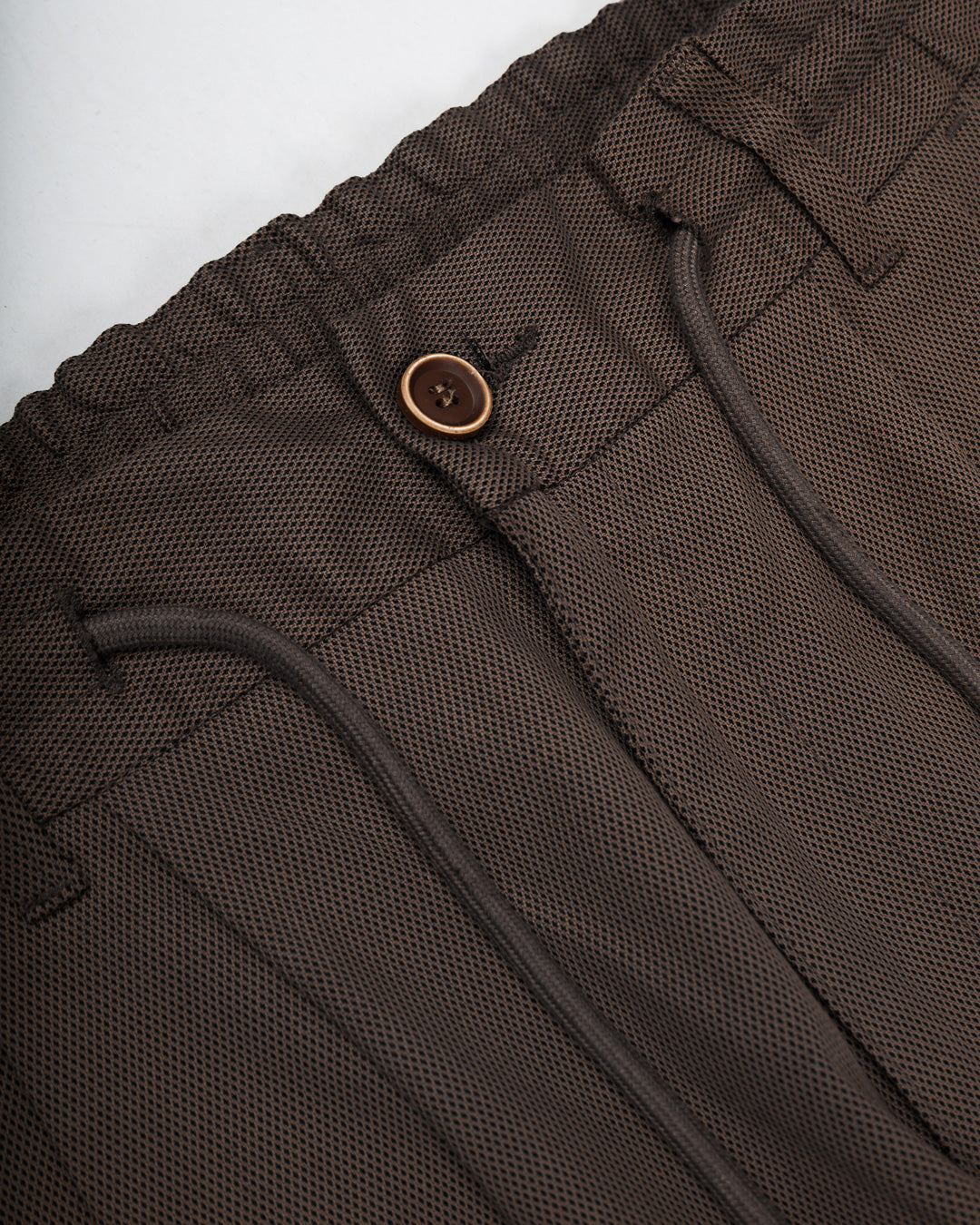 These relaxed-fit pants in dark brown color are designed with a modern silhouette for a comfortable, functional fit. The fabric provides durability and a slight stretch for enhanced flexibility, ensuring ease of movement throughout the day.