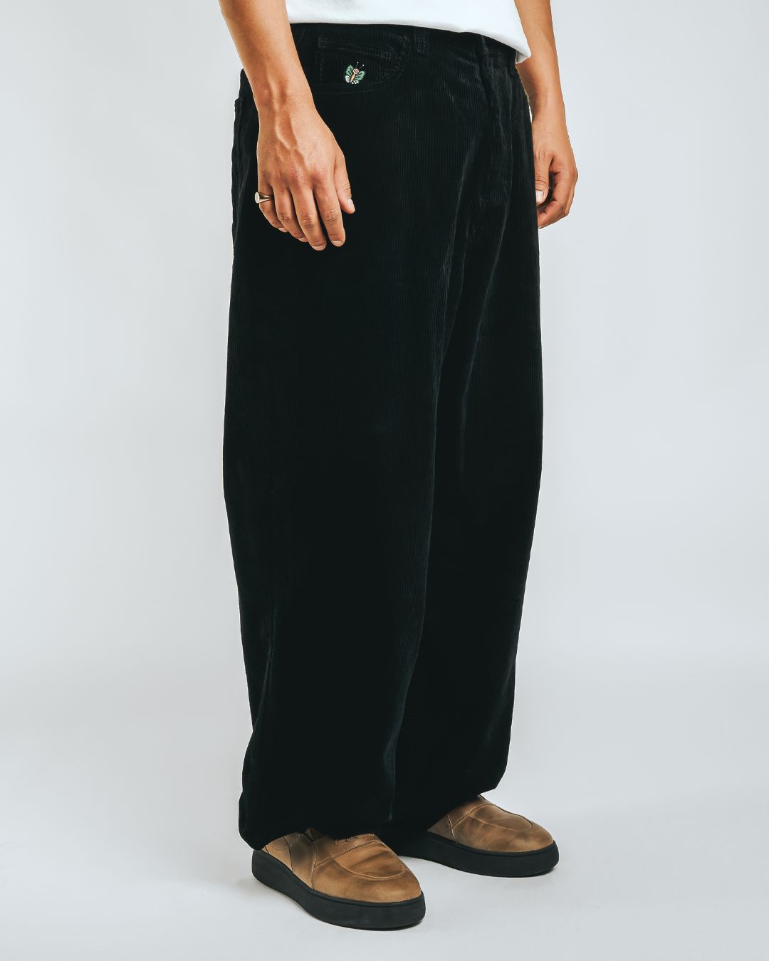 Artist Edition
100% cotton corduroy material
Baggy fit with a slightly tapered leg
Embroidery design on the front pocket
Bebucho design on the back pocket
Classic five-pocket construction
Belt loops with button closure and zip fly
Reinforced stitching for durability