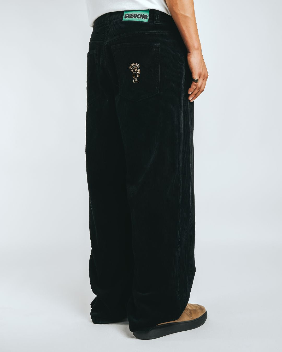Artist Edition
100% cotton corduroy material
Baggy fit with a slightly tapered leg
Embroidery design on the front pocket
Bebucho design on the back pocket
Classic five-pocket construction
Belt loops with button closure and zip fly
Reinforced stitching for durability