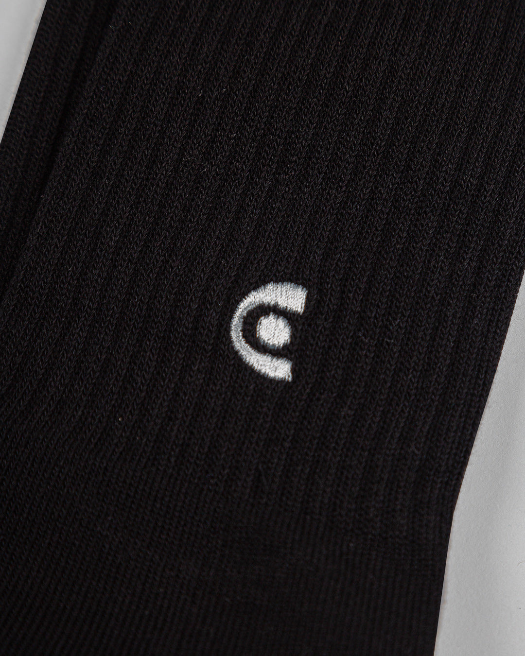 Ementa E-code socks, crafted from high-quality fabrics for a comfortable fit with every wear. Plain socks with ribbed stitching at the ankles, and an embroidered E-code logo. They are both comfortable and warm.