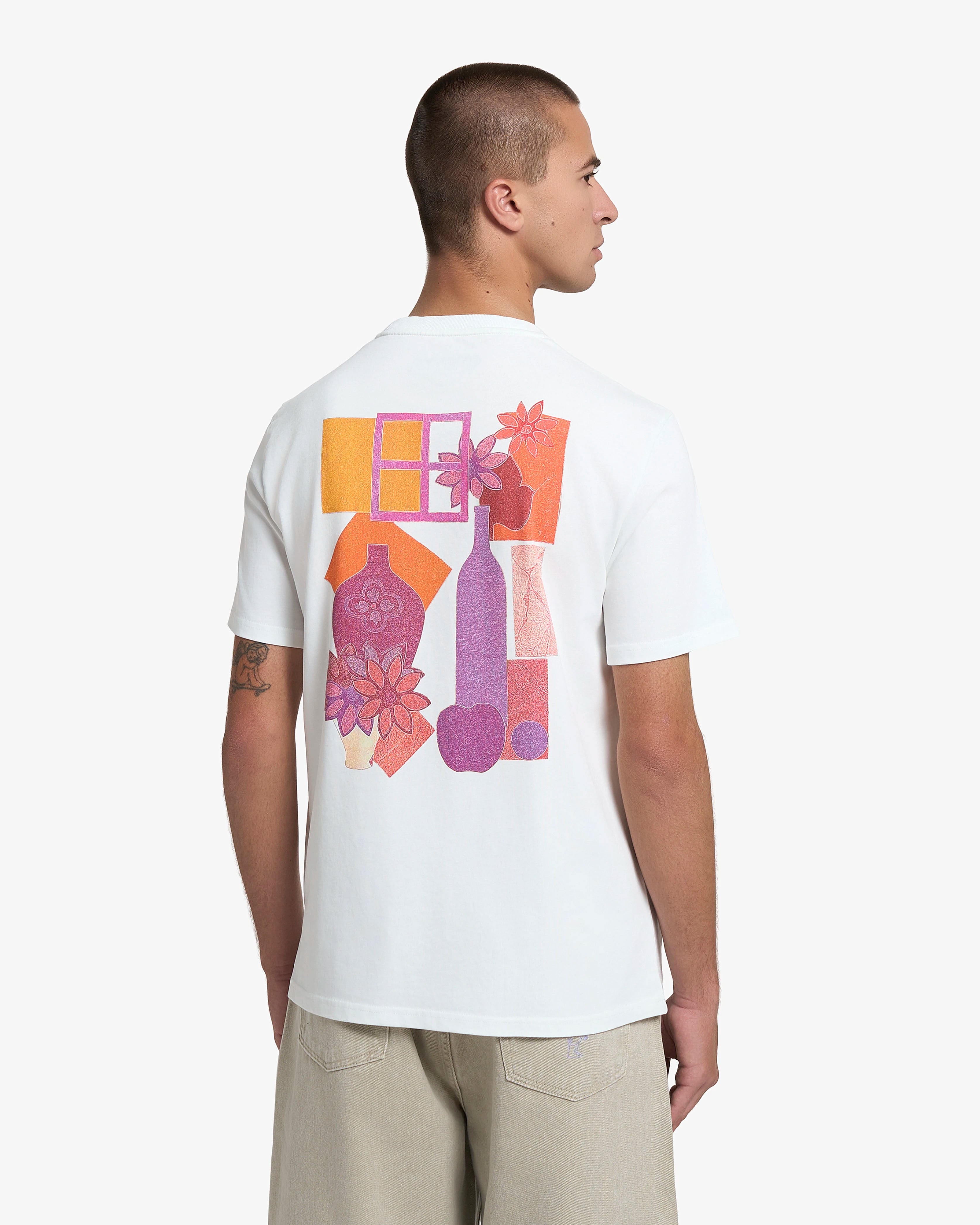 Ementa Artist Edition T-Shirt
Artwork originally painted on canvas and later adapted for textile print
Exclusive back print featuring a vivid still-life composition

Light blue "ementa" embroidery on the front
100% cotton (220gsm)

Regular fit
Unisex
Made in Portugal