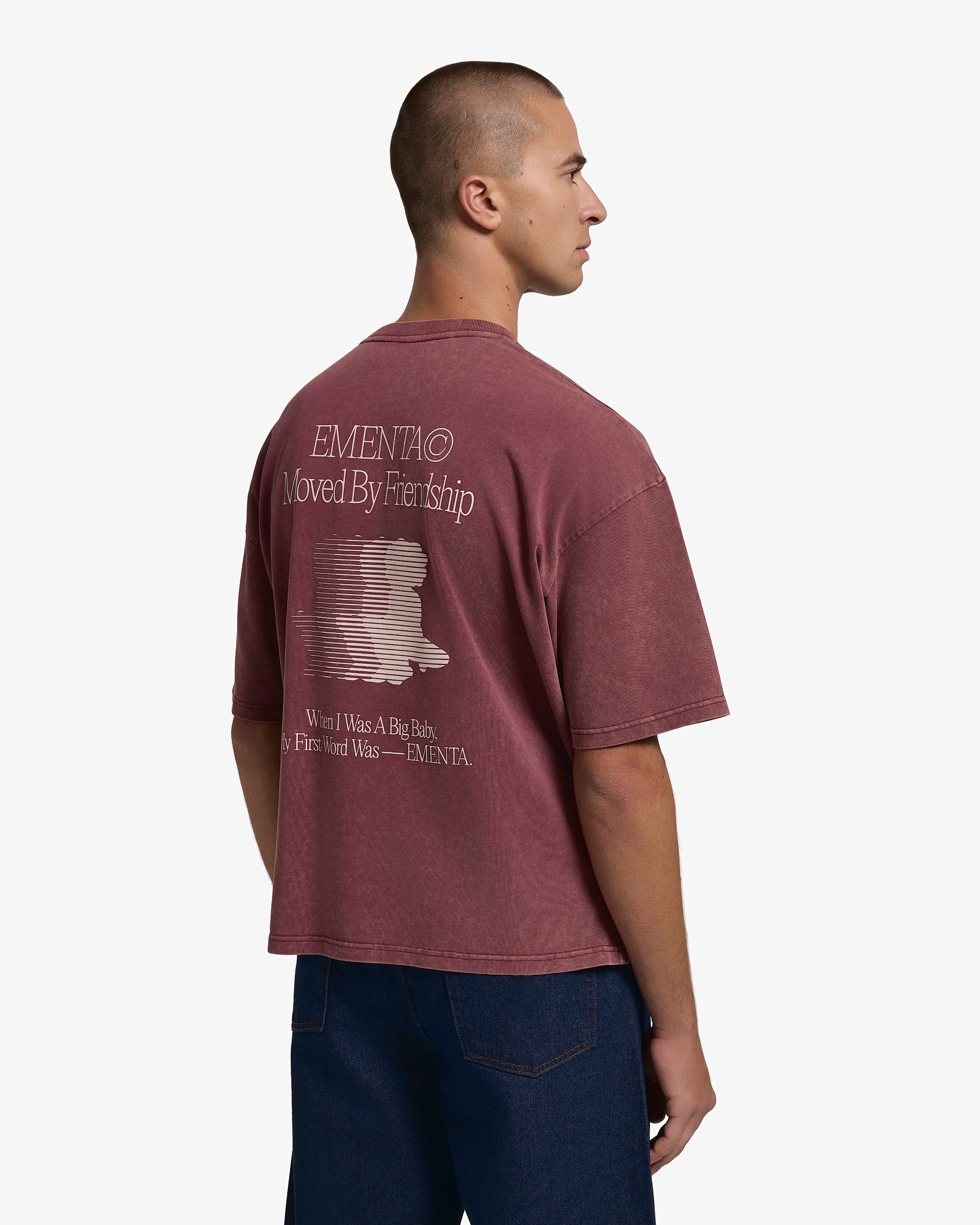 Short sleeve t-shirt
100% cotton fabric with a soft hand feel and medium-weight structure
Boxy fit with a wider silhouette and slightly cropped proportion
Small chest print and large back composition featuring the “Moved By Friendship” motto and Ikon logo with a dragged visual effect
Burgundy washed base with off white printed artwork
Made in Portugal