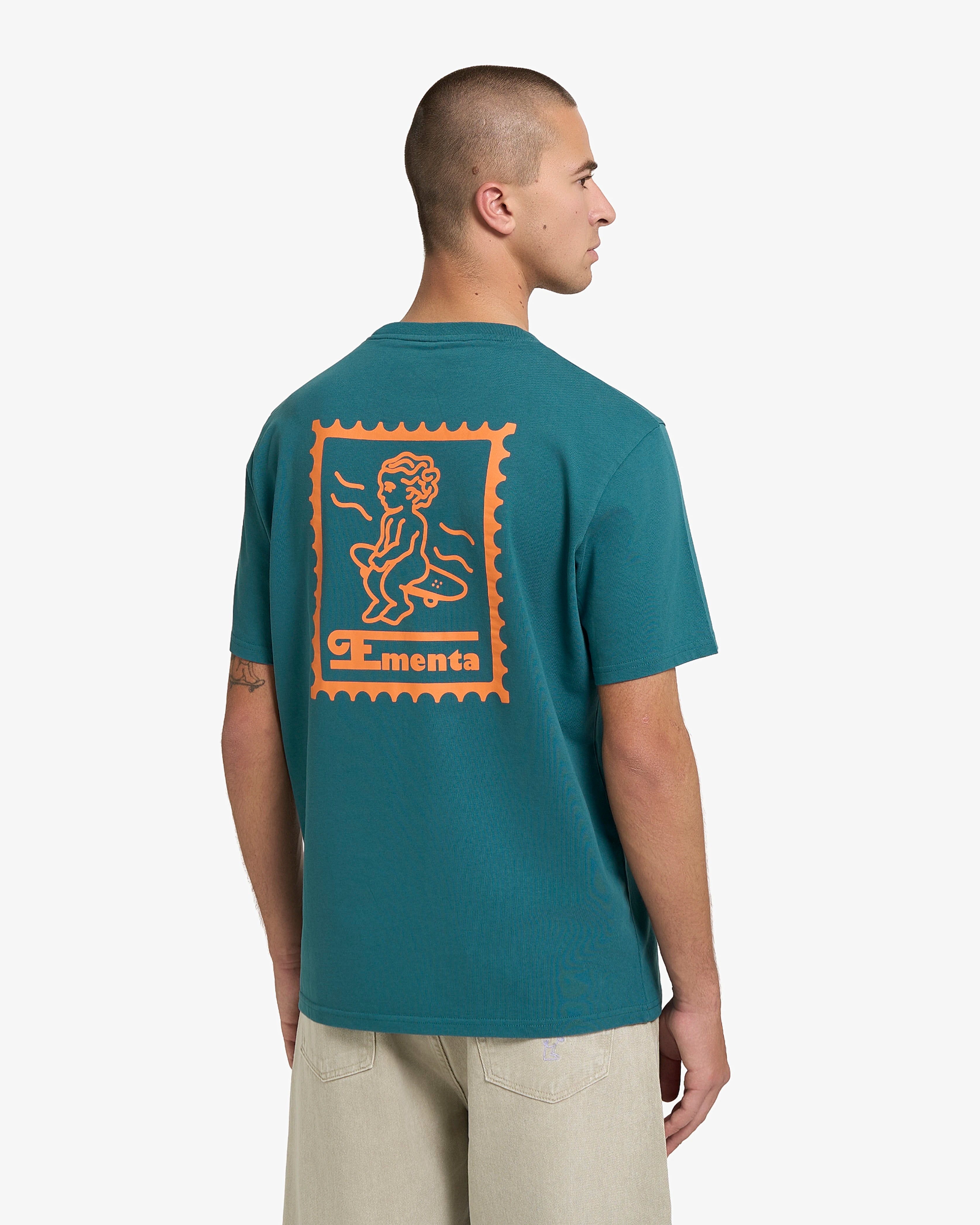 Mid-weight 100% cotton t-shirt (220 gsm)

Small front logo and bold back Ikon Stamp graphic
Ribbed crewneck for structure and comfort
Soft hand-feel with durable construction

Petrol colorway&nbsp;
Built for everyday wear

Unisex fit&nbsp;
Made in Portugal