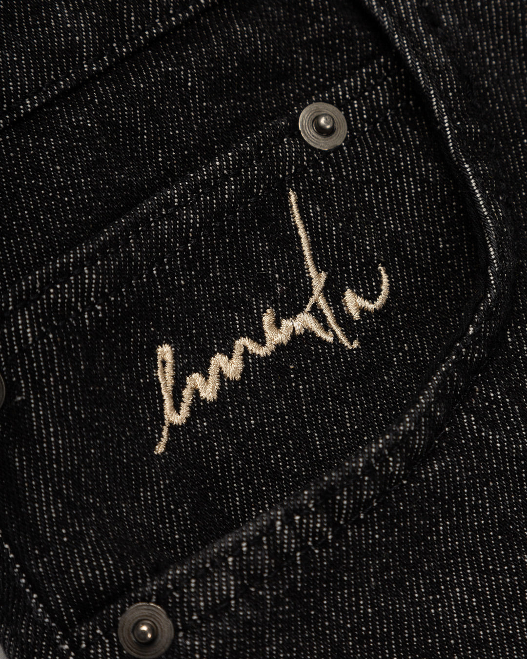 comfortable and durable relaxed-fit jeans are made from black rinsed denim, designed with care to provide the perfect fit. Crafted from 100% cotton, they feature an embroidered logo on both the front and back. Made in Portugal, these unisex jeans are a versatile addition to any wardrobe.