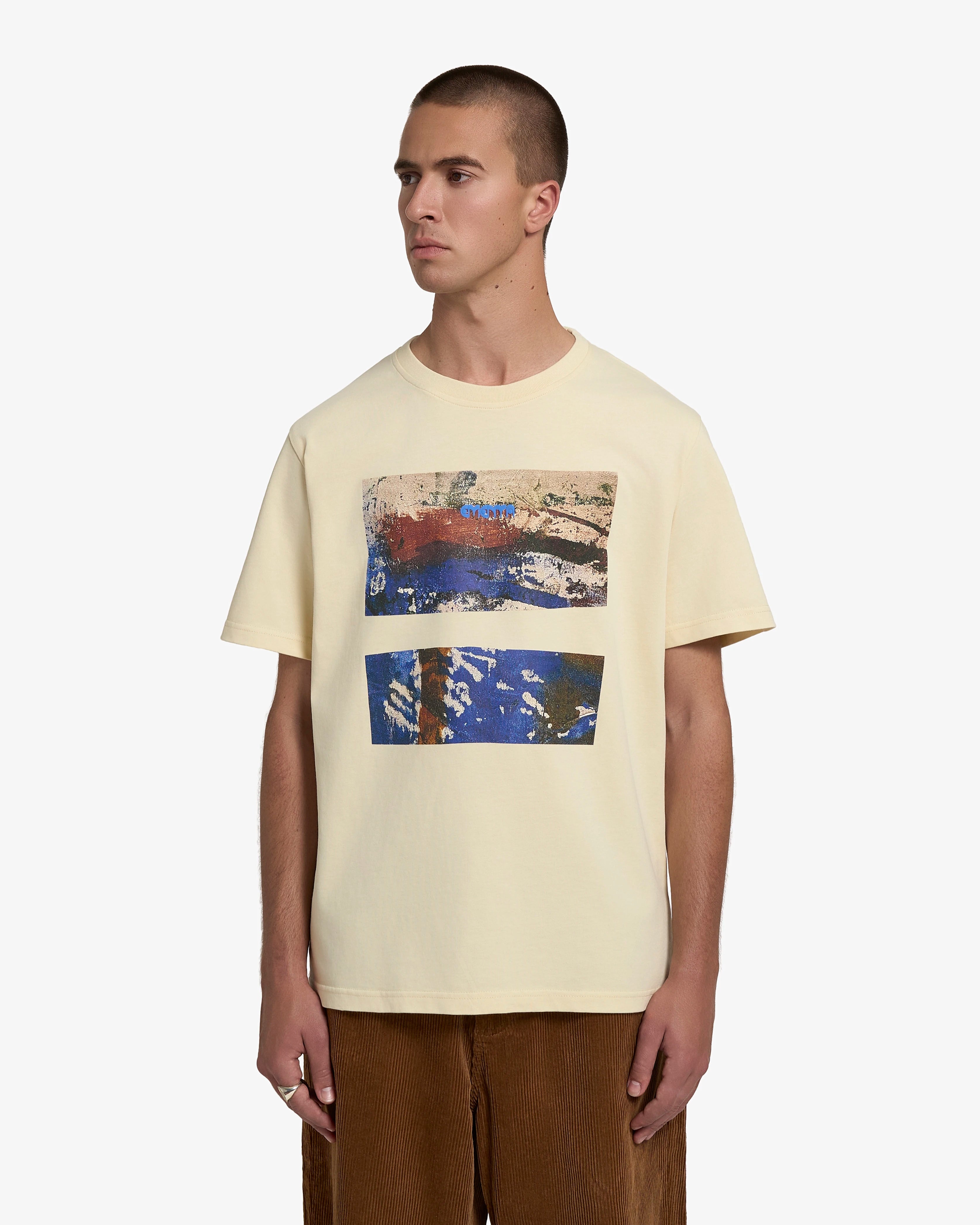 100% cotton, 240 g/m²
Soft, heavyweight feel with structure
Beige color with "Kapodi" print on chest
Pre-shrunk to reduce shrinkage after washing
Reinforced collar and double-stitched hems for durability

Machine wash at 30°C, tumble dry low, iron inside out
Unisex fit
Made in Portugal