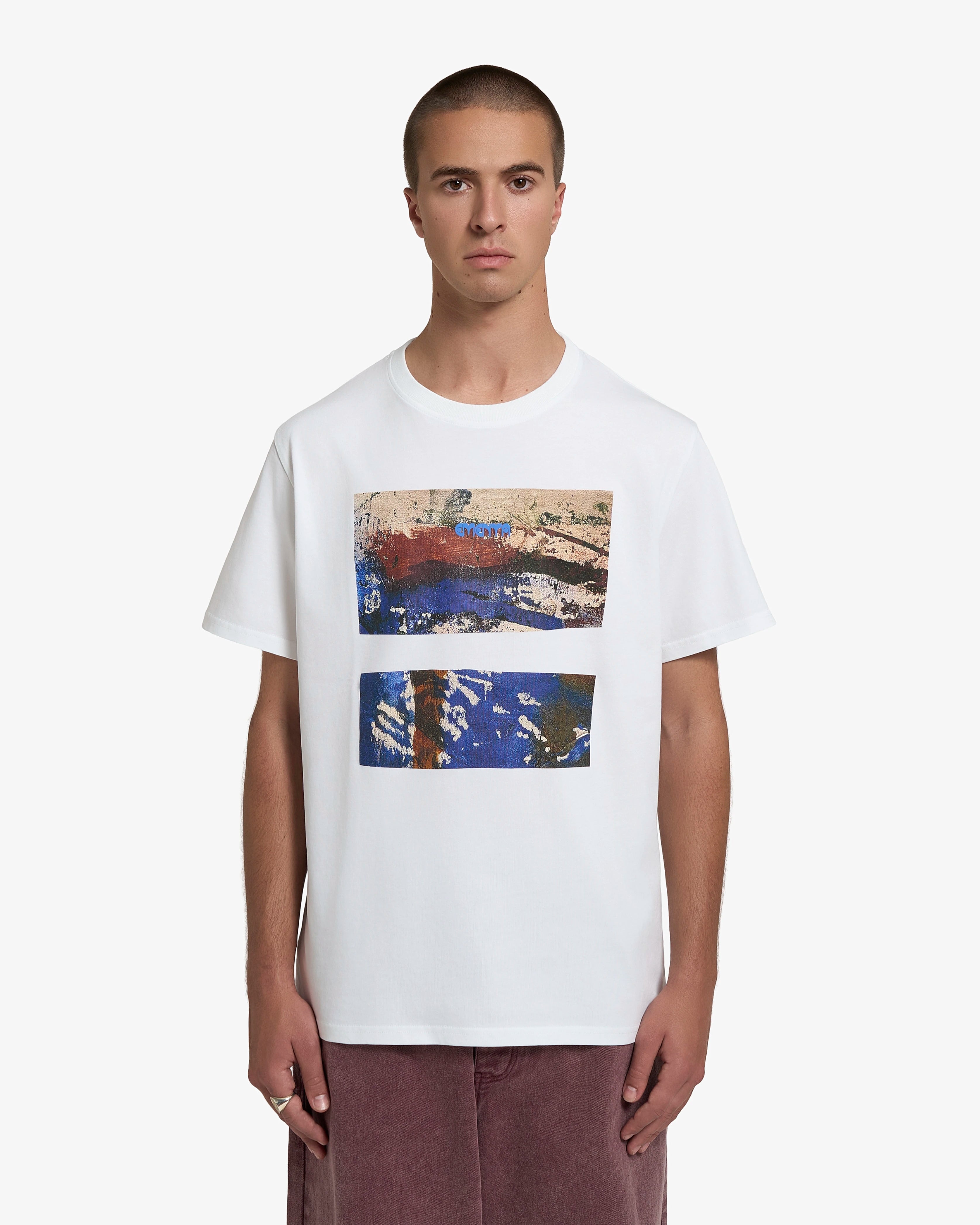 100% cotton, 240 g/m²
Soft, heavyweight feel with structure
White color with "Kapodi" print on chest
Pre-shrunk to reduce shrinkage after washing
Reinforced collar and double-stitched hems for durability

Machine wash at 30°C, tumble dry low, iron inside out
Unisex fit
Made in Portugal