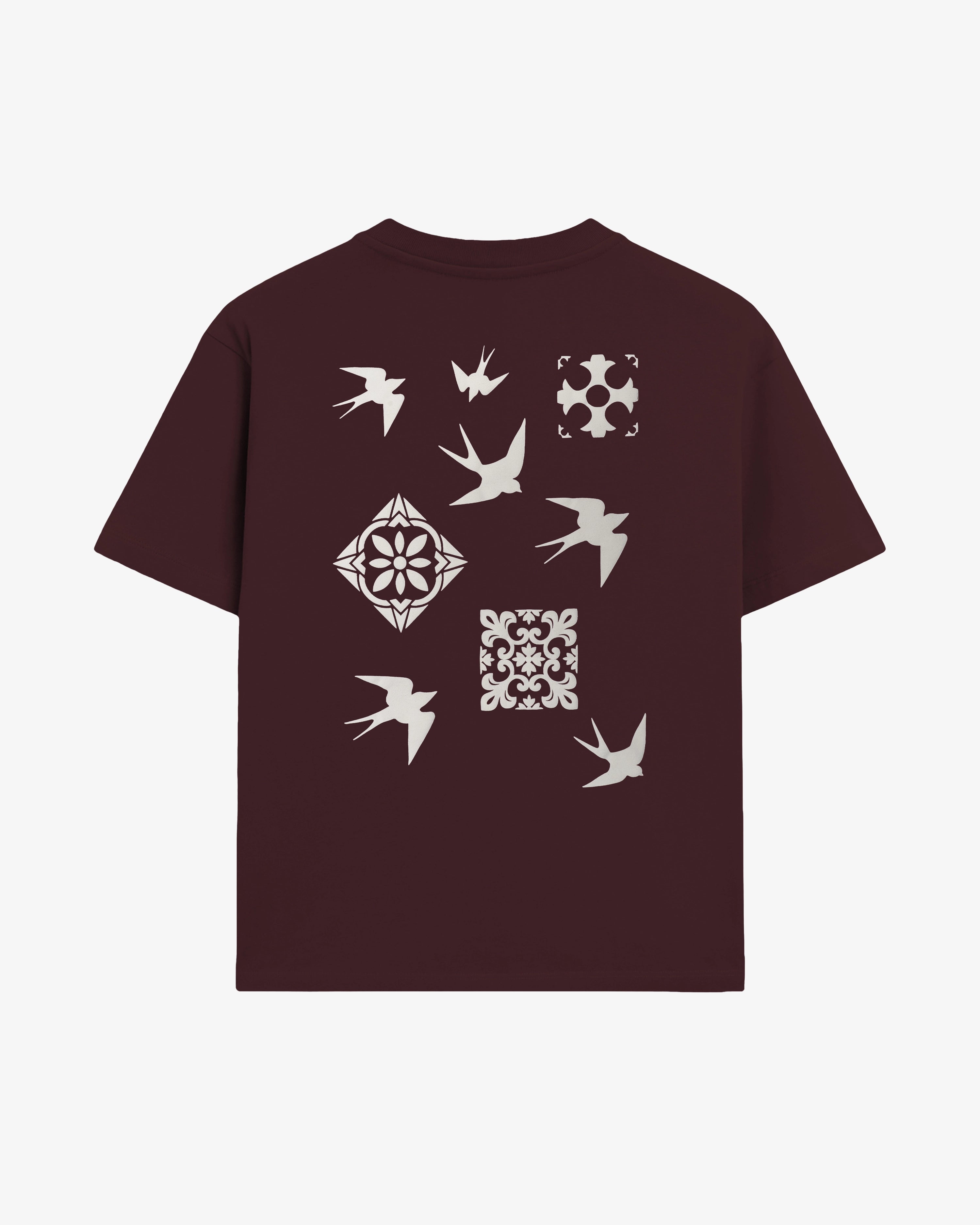 100% cotton, 240 g/m²
Soft yet structured heavyweight feel
Artwork is digitally designed in-house by our artists to ensure unique detail and precision

Inspired by Lisbon’s classic tiles and swallows, the design celebrates Lisbon’s culture, where Ementa was founded
Bordeaux color with the "Lisa" print on the back
EMENTA dots logo on the front
Pre-shrunk to maintain size and shape after washing
Reinforced collar and double-stitched hems for lasting wear

Machine wash at 30°C, tumble dry low, iron inside out
