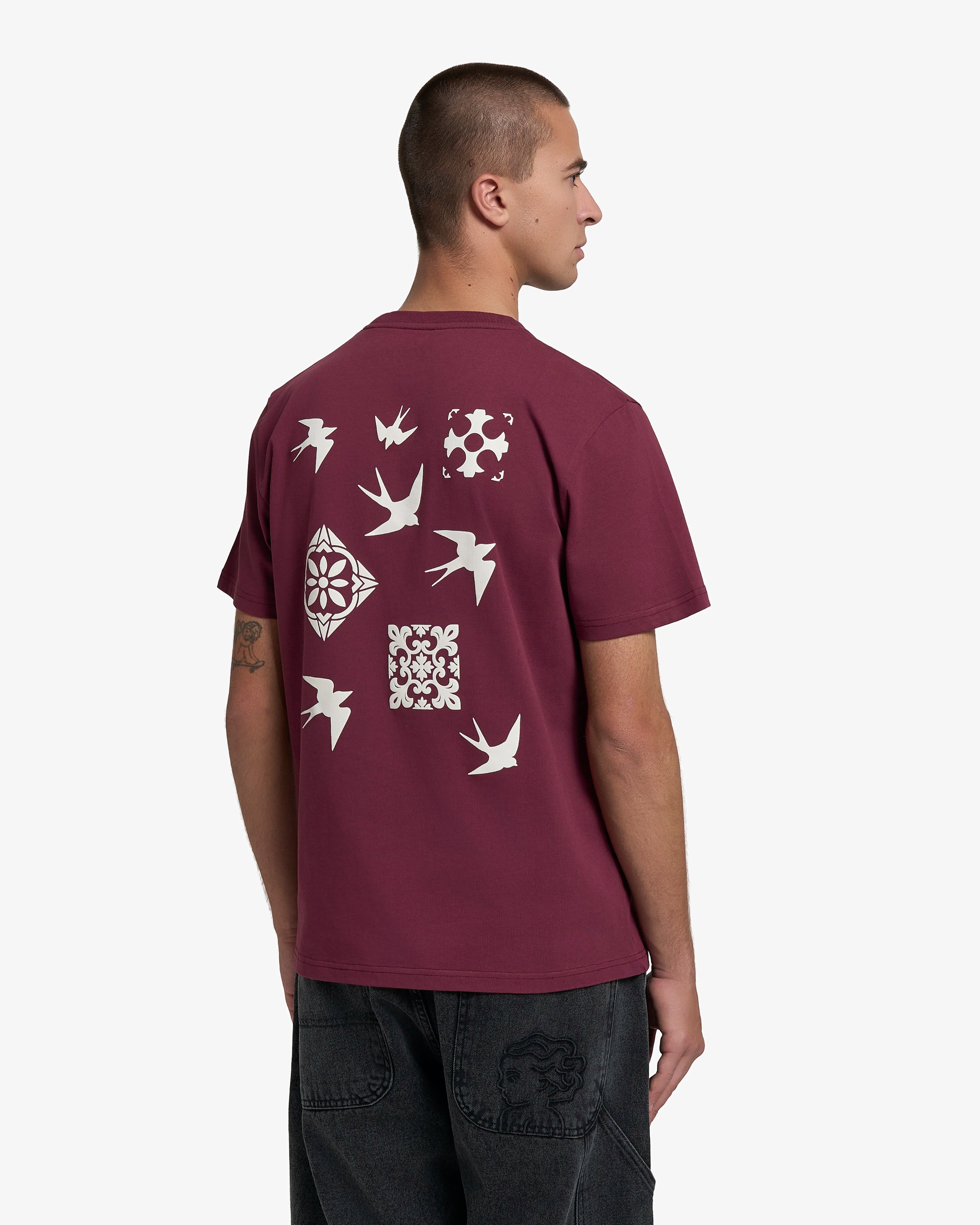 100% cotton, 240 g/m²
Soft yet structured heavyweight feel
Artwork is digitally designed in-house by our artists to ensure unique detail and precision

Inspired by Lisbon’s classic tiles and swallows, the design celebrates Lisbon’s culture, where Ementa was founded
Bordeaux color with the "Lisa" print on the back
EMENTA dots logo on the front
Pre-shrunk to maintain size and shape after washing
Reinforced collar and double-stitched hems for lasting wear

Machine wash at 30°C, tumble dry low, iron inside out
