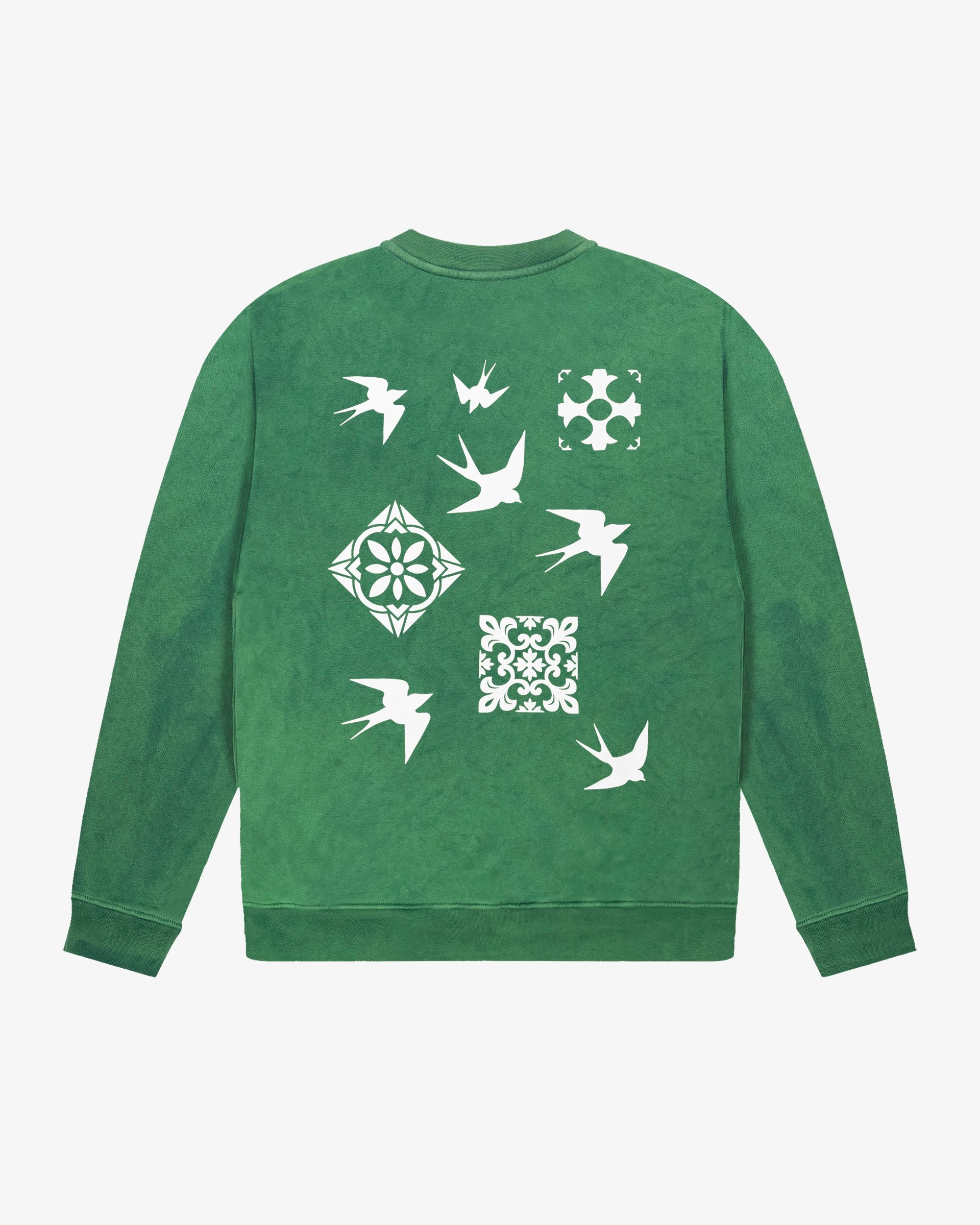 Crewneck sweatshirt
100% cotton
Regular fit with a relaxed silhouette
Heavyweight 500gsm cotton construction for structure and comfort
Ribbed collar, cuffs and hem
Graphic print on back with “Lisa” design
Inspired by Lisbon’s classic tiles and swallows
Evergreen color
Made in Portugal