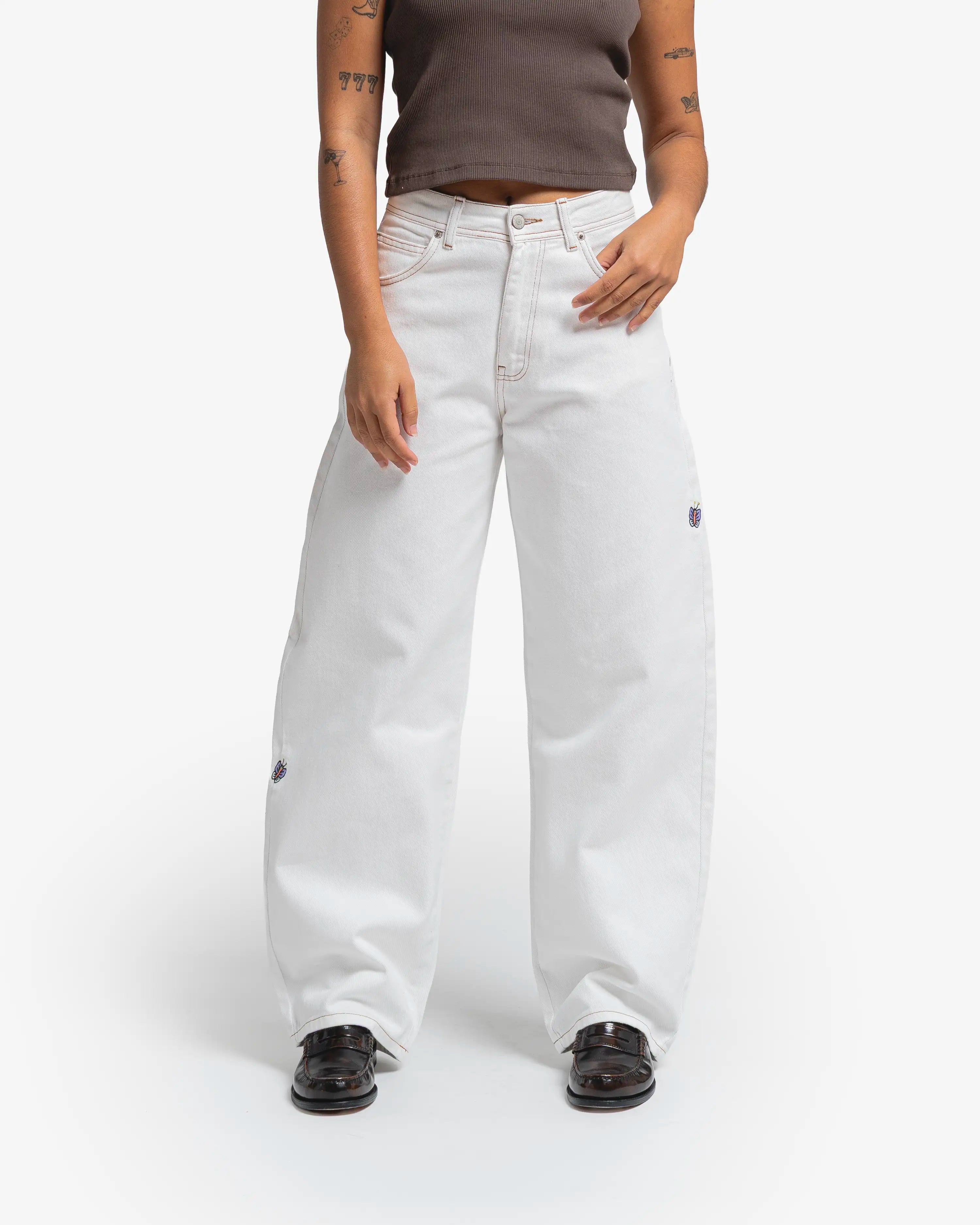 Artist Edition
Women’s pants designed for a comfortable, flattering fit, but versatile enough to suit men too
Loofa is the baggy fit for women, featuring a loose, wide cut with extra space through the hips and legs for a casual, oversized style that anyone can wear

100% cotton twill material
Slight taper at the ankle for a clean, balanced silhouette
Classic 5-pocket construction with a functional coin pocket
Reinforced seams for extra durability and long-term wear
Bebucho design embroidered on the back poc