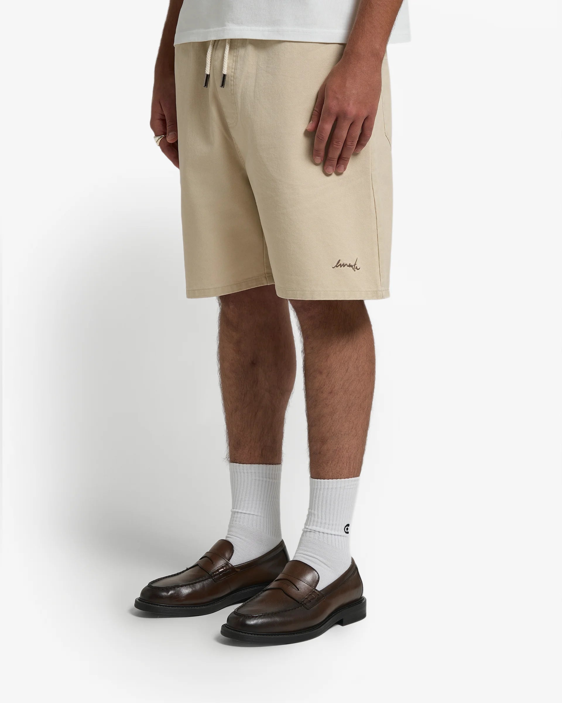 100% cotton with a soft texture

Loose, relaxed fit&nbsp;
Elastic waistband with drawstrings for comfort

Ikon logo embroidered on the right back pocket
EMENTA signature embroidered on the front

Made in Portugal
Unisex fit