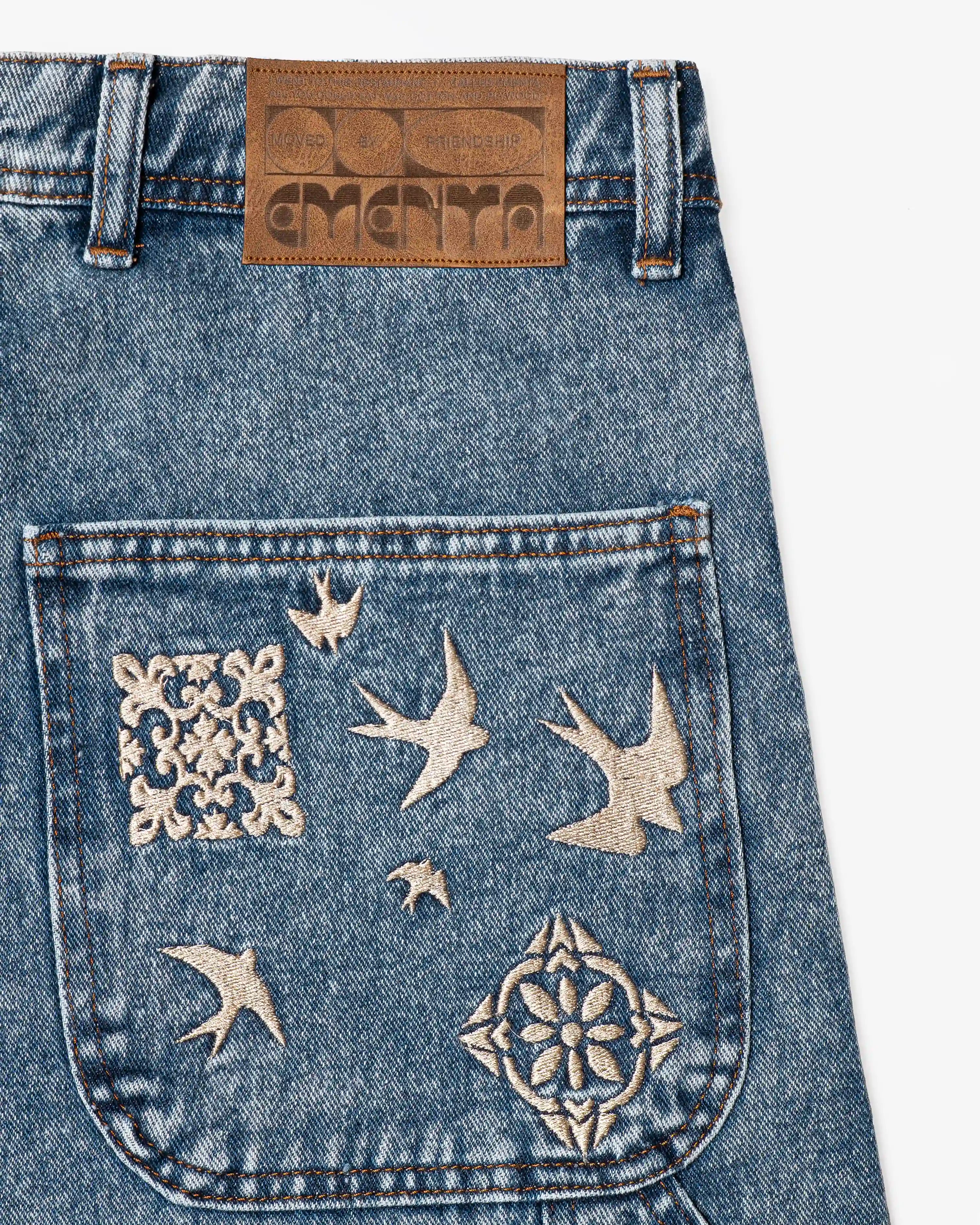 100%&nbsp;Cotton denim
Blue&nbsp;fade out wash
Embroidered Lisbon's tiles and swallows&nbsp;on back pocket and front leg
2&nbsp;angled front pockets with classic coin pocket
2&nbsp;back patch pockets featuring decorative embroidery
2&nbsp;side utility pockets with reinforced panel construction
Relaxed,&nbsp;knee-length fit with wide leg opening
Branded&nbsp;EMENTA patch on rear waistband
Made&nbsp;in Portugal
