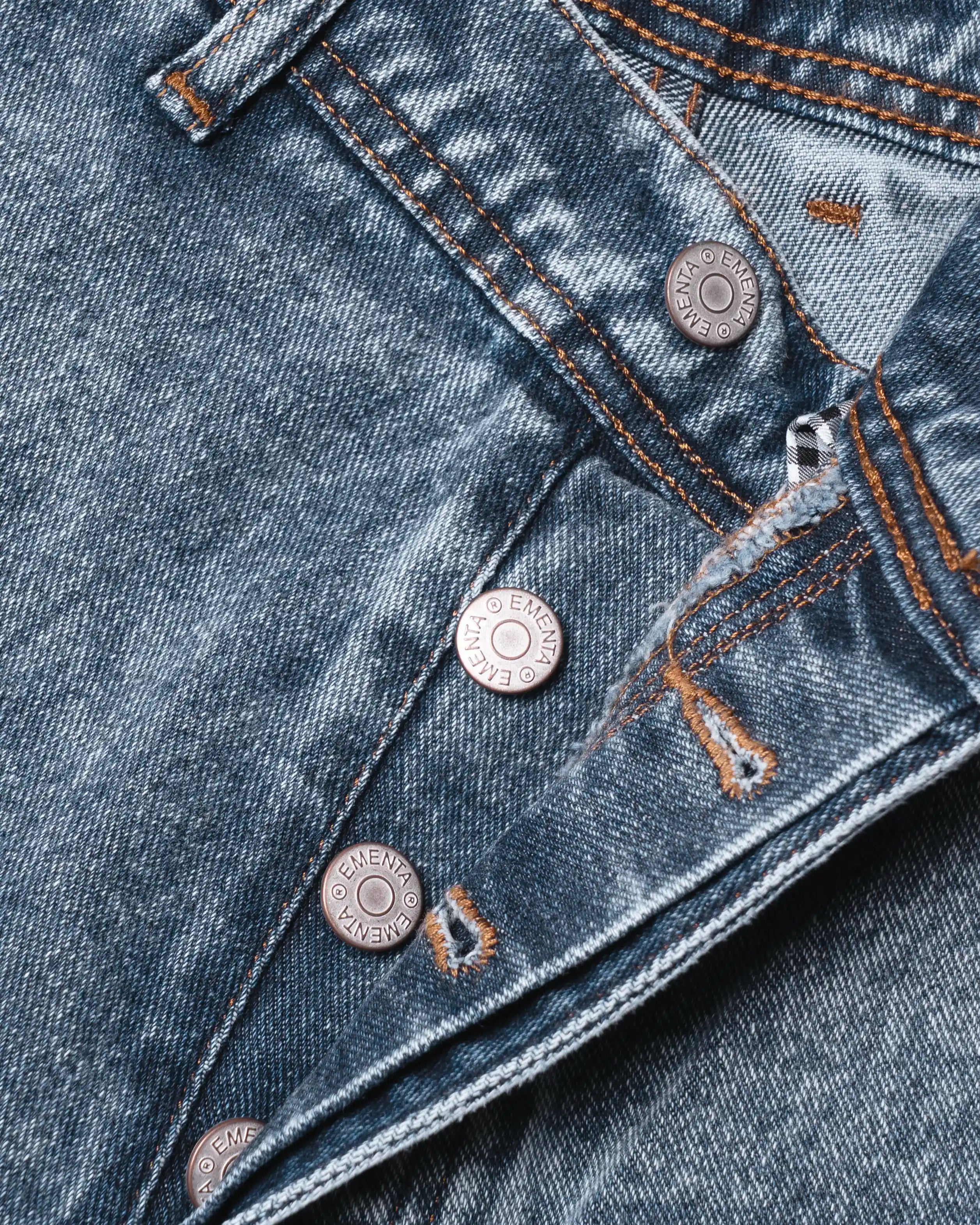 100%&nbsp;Cotton denim
Blue&nbsp;fade out wash
Embroidered Lisbon's tiles and swallows&nbsp;on back pocket and front leg
2&nbsp;angled front pockets with classic coin pocket
2&nbsp;back patch pockets featuring decorative embroidery
2&nbsp;side utility pockets with reinforced panel construction
Relaxed,&nbsp;knee-length fit with wide leg opening
Branded&nbsp;EMENTA patch on rear waistband
Made&nbsp;in Portugal